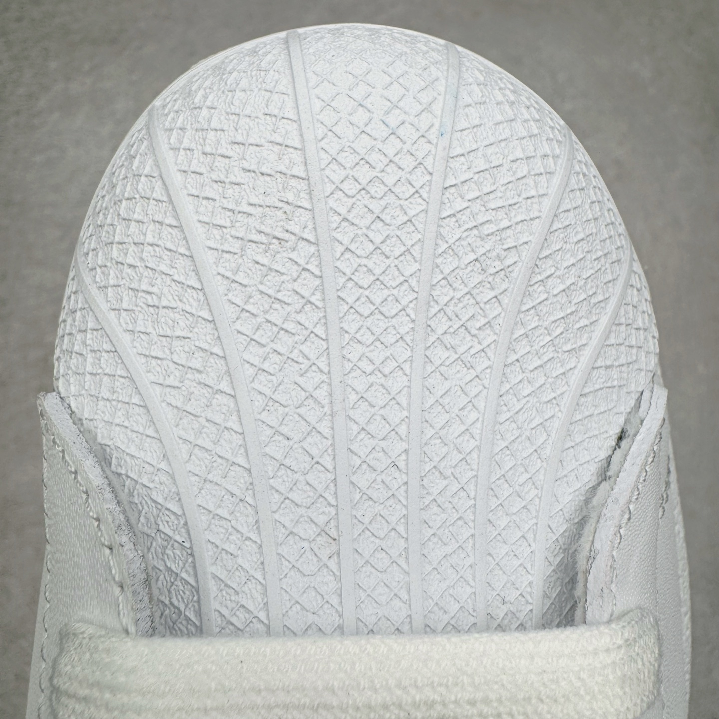 图片[13]-＃G版纯原 AD Originals Superstar 经典贝壳头休闲板鞋 EG4958 市面最完美的贝壳头版型 2024全新细节 注意区分旧版 随意对比市面 知名大厂出品 工厂个位数利润的单价 百分百全新货品 零氧化发霉 给足利润空间操作 独家控货 平台正单 全套原纸板楦头开发 每道工序同步公司流程 确保原汁原味 完美呈现原鞋版型 原厂高频磨具加持 精准内部资源对接 Logo字体百分百还原 全鞋电脑针车 Logo针车间距针数原版一致 皮料切割冲裁零瑕疵 原鞋一致含胶量超耐磨大底 大几率过验 不对比市面只对比原鞋 只服务最高端市场 诞生于1969年 是第一双将全皮面鞋 身与橡胶鞋头结合在一起的低帮篮球鞋 Superstar最开始 是作为高帮篮球鞋Pro Model的低帮版本而出现的 但因为其独特和醒目的橡胶鞋头造型而让大家熟知 被大家形象地称为\\\”shelltoe\\\”贝壳头 在70年代的美国职业篮球场上 接近3/4的NBA球员都将这双Superstar作为场上用鞋 80年代之后 经过不断的改良和发展 Superstar逐渐成为横跨时装、音乐、街头文化、休闲和运动等各大领域的时尚潮鞋 尺码：36 36.5 37 38 38.5 39 40 40.5 41 42 42.5 43 44 44.5 45 46-选品中心