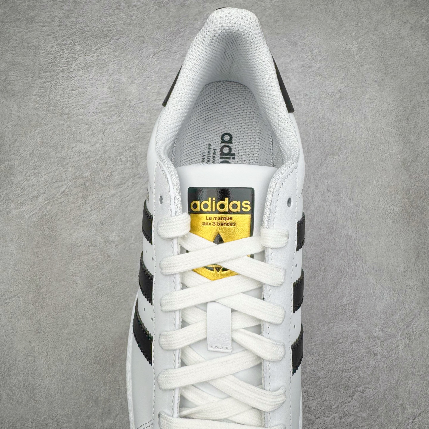 图片[5]-＃G版纯原 AD Originals Superstar 经典贝壳头休闲板鞋 EG4958 市面最完美的贝壳头版型 2024全新细节 注意区分旧版 随意对比市面 知名大厂出品 工厂个位数利润的单价 百分百全新货品 零氧化发霉 给足利润空间操作 独家控货 平台正单 全套原纸板楦头开发 每道工序同步公司流程 确保原汁原味 完美呈现原鞋版型 原厂高频磨具加持 精准内部资源对接 Logo字体百分百还原 全鞋电脑针车 Logo针车间距针数原版一致 皮料切割冲裁零瑕疵 原鞋一致含胶量超耐磨大底 大几率过验 不对比市面只对比原鞋 只服务最高端市场 诞生于1969年 是第一双将全皮面鞋 身与橡胶鞋头结合在一起的低帮篮球鞋 Superstar最开始 是作为高帮篮球鞋Pro Model的低帮版本而出现的 但因为其独特和醒目的橡胶鞋头造型而让大家熟知 被大家形象地称为\\\”shelltoe\\\”贝壳头 在70年代的美国职业篮球场上 接近3/4的NBA球员都将这双Superstar作为场上用鞋 80年代之后 经过不断的改良和发展 Superstar逐渐成为横跨时装、音乐、街头文化、休闲和运动等各大领域的时尚潮鞋 尺码：36 36.5 37 38 38.5 39 40 40.5 41 42 42.5 43 44 44.5 45 46-选品中心