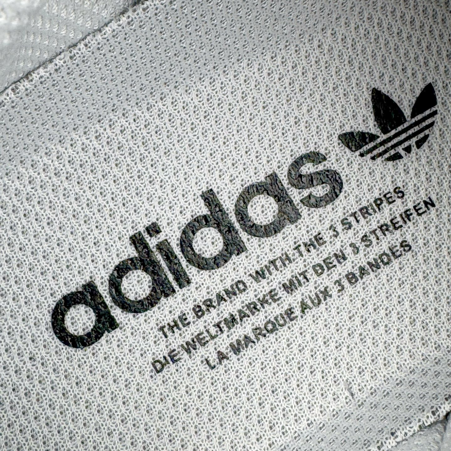 图片[10]-＃G版纯原 AD Originals Superstar 经典贝壳头休闲板鞋 EG4958 市面最完美的贝壳头版型 2024全新细节 注意区分旧版 随意对比市面 知名大厂出品 工厂个位数利润的单价 百分百全新货品 零氧化发霉 给足利润空间操作 独家控货 平台正单 全套原纸板楦头开发 每道工序同步公司流程 确保原汁原味 完美呈现原鞋版型 原厂高频磨具加持 精准内部资源对接 Logo字体百分百还原 全鞋电脑针车 Logo针车间距针数原版一致 皮料切割冲裁零瑕疵 原鞋一致含胶量超耐磨大底 大几率过验 不对比市面只对比原鞋 只服务最高端市场 诞生于1969年 是第一双将全皮面鞋 身与橡胶鞋头结合在一起的低帮篮球鞋 Superstar最开始 是作为高帮篮球鞋Pro Model的低帮版本而出现的 但因为其独特和醒目的橡胶鞋头造型而让大家熟知 被大家形象地称为\\\”shelltoe\\\”贝壳头 在70年代的美国职业篮球场上 接近3/4的NBA球员都将这双Superstar作为场上用鞋 80年代之后 经过不断的改良和发展 Superstar逐渐成为横跨时装、音乐、街头文化、休闲和运动等各大领域的时尚潮鞋 尺码：36 36.5 37 38 38.5 39 40 40.5 41 42 42.5 43 44 44.5 45 46-选品中心