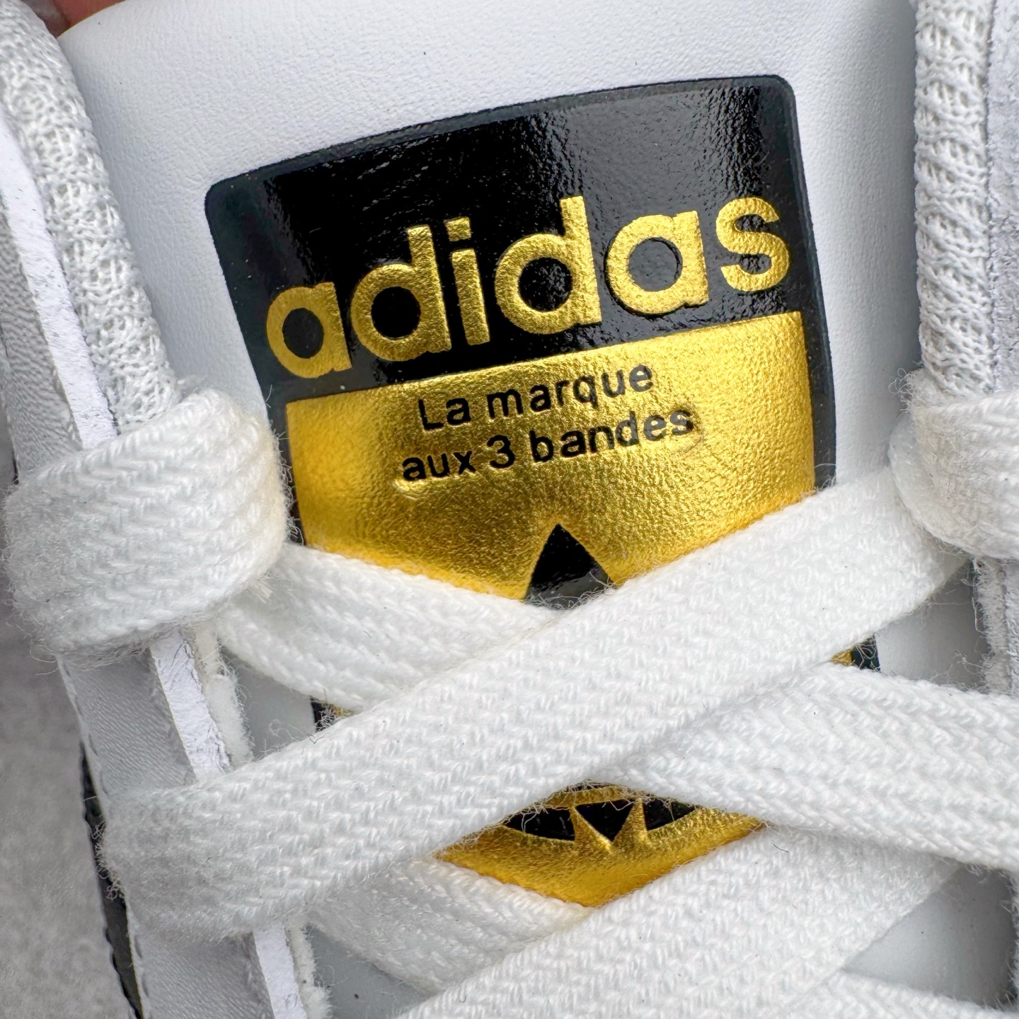 图片[12]-＃G版纯原 AD Originals Superstar 经典贝壳头休闲板鞋 EG4958 市面最完美的贝壳头版型 2024全新细节 注意区分旧版 随意对比市面 知名大厂出品 工厂个位数利润的单价 百分百全新货品 零氧化发霉 给足利润空间操作 独家控货 平台正单 全套原纸板楦头开发 每道工序同步公司流程 确保原汁原味 完美呈现原鞋版型 原厂高频磨具加持 精准内部资源对接 Logo字体百分百还原 全鞋电脑针车 Logo针车间距针数原版一致 皮料切割冲裁零瑕疵 原鞋一致含胶量超耐磨大底 大几率过验 不对比市面只对比原鞋 只服务最高端市场 诞生于1969年 是第一双将全皮面鞋 身与橡胶鞋头结合在一起的低帮篮球鞋 Superstar最开始 是作为高帮篮球鞋Pro Model的低帮版本而出现的 但因为其独特和醒目的橡胶鞋头造型而让大家熟知 被大家形象地称为\\\”shelltoe\\\”贝壳头 在70年代的美国职业篮球场上 接近3/4的NBA球员都将这双Superstar作为场上用鞋 80年代之后 经过不断的改良和发展 Superstar逐渐成为横跨时装、音乐、街头文化、休闲和运动等各大领域的时尚潮鞋 尺码：36 36.5 37 38 38.5 39 40 40.5 41 42 42.5 43 44 44.5 45 46-选品中心