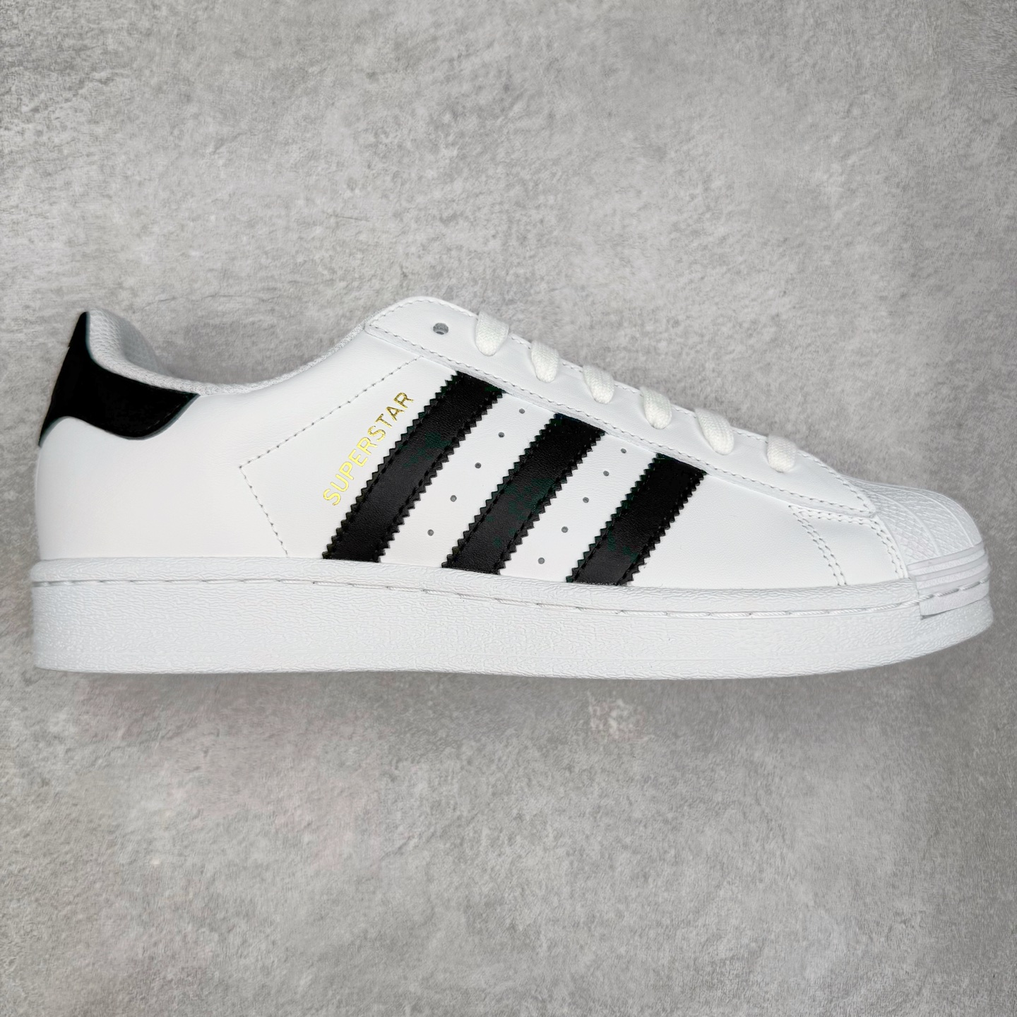 ＃G版纯原 AD Originals Superstar 经典贝壳头休闲板鞋 EG4958 市面最完美的贝壳头版型 2024全新细节 注意区分旧版 随意对比市面 知名大厂出品 工厂个位数利润的单价 百分百全新货品 零氧化发霉 给足利润空间操作 独家控货 平台正单 全套原纸板楦头开发 每道工序同步公司流程 确保原汁原味 完美呈现原鞋版型 原厂高频磨具加持 精准内部资源对接 Logo字体百分百还原 全鞋电脑针车 Logo针车间距针数原版一致 皮料切割冲裁零瑕疵 原鞋一致含胶量超耐磨大底 大几率过验 不对比市面只对比原鞋 只服务最高端市场 诞生于1969年 是第一双将全皮面鞋 身与橡胶鞋头结合在一起的低帮篮球鞋 Superstar最开始 是作为高帮篮球鞋Pro Model的低帮版本而出现的 但因为其独特和醒目的橡胶鞋头造型而让大家熟知 被大家形象地称为\\\”shelltoe\\\”贝壳头 在70年代的美国职业篮球场上 接近3/4的NBA球员都将这双Superstar作为场上用鞋 80年代之后 经过不断的改良和发展 Superstar逐渐成为横跨时装、音乐、街头文化、休闲和运动等各大领域的时尚潮鞋 尺码：36 36.5 37 38 38.5 39 40 40.5 41 42 42.5 43 44 44.5 45 46-选品中心