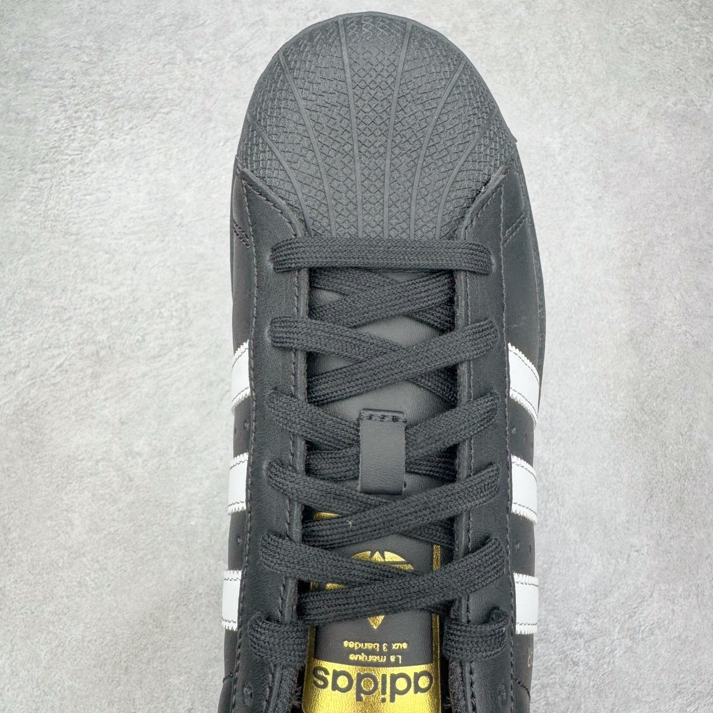 图片[4]-＃G版纯原 AD Originals Superstar 经典贝壳头休闲板鞋 EG4959 市面最完美的贝壳头版型 2024全新细节 注意区分旧版 随意对比市面 知名大厂出品 工厂个位数利润的单价 百分百全新货品 零氧化发霉 给足利润空间操作 独家控货 平台正单 全套原纸板楦头开发 每道工序同步公司流程 确保原汁原味 完美呈现原鞋版型 原厂高频磨具加持 精准内部资源对接 Logo字体百分百还原 全鞋电脑针车 Logo针车间距针数原版一致 皮料切割冲裁零瑕疵 原鞋一致含胶量超耐磨大底 大几率过验 不对比市面只对比原鞋 只服务最高端市场 诞生于1969年 是第一双将全皮面鞋 身与橡胶鞋头结合在一起的低帮篮球鞋 Superstar最开始 是作为高帮篮球鞋Pro Model的低帮版本而出现的 但因为其独特和醒目的橡胶鞋头造型而让大家熟知 被大家形象地称为\\\”shelltoe\\\”贝壳头 在70年代的美国职业篮球场上 接近3/4的NBA球员都将这双Superstar作为场上用鞋 80年代之后 经过不断的改良和发展 Superstar逐渐成为横跨时装、音乐、街头文化、休闲和运动等各大领域的时尚潮鞋 尺码：36 36.5 37 38 38.5 39 40 40.5 41 42 42.5 43 44 44.5 45 46-选品中心