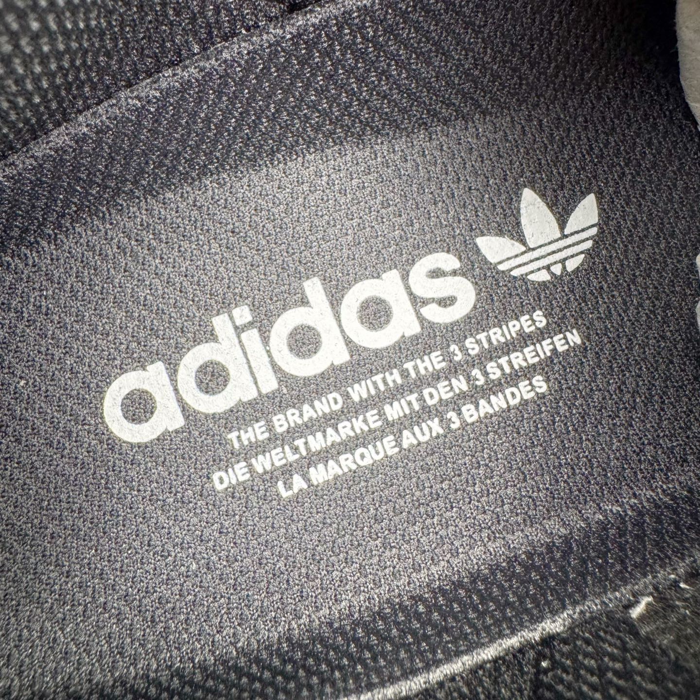 图片[10]-＃G版纯原 AD Originals Superstar 经典贝壳头休闲板鞋 EG4959 市面最完美的贝壳头版型 2024全新细节 注意区分旧版 随意对比市面 知名大厂出品 工厂个位数利润的单价 百分百全新货品 零氧化发霉 给足利润空间操作 独家控货 平台正单 全套原纸板楦头开发 每道工序同步公司流程 确保原汁原味 完美呈现原鞋版型 原厂高频磨具加持 精准内部资源对接 Logo字体百分百还原 全鞋电脑针车 Logo针车间距针数原版一致 皮料切割冲裁零瑕疵 原鞋一致含胶量超耐磨大底 大几率过验 不对比市面只对比原鞋 只服务最高端市场 诞生于1969年 是第一双将全皮面鞋 身与橡胶鞋头结合在一起的低帮篮球鞋 Superstar最开始 是作为高帮篮球鞋Pro Model的低帮版本而出现的 但因为其独特和醒目的橡胶鞋头造型而让大家熟知 被大家形象地称为\\\”shelltoe\\\”贝壳头 在70年代的美国职业篮球场上 接近3/4的NBA球员都将这双Superstar作为场上用鞋 80年代之后 经过不断的改良和发展 Superstar逐渐成为横跨时装、音乐、街头文化、休闲和运动等各大领域的时尚潮鞋 尺码：36 36.5 37 38 38.5 39 40 40.5 41 42 42.5 43 44 44.5 45 46-选品中心