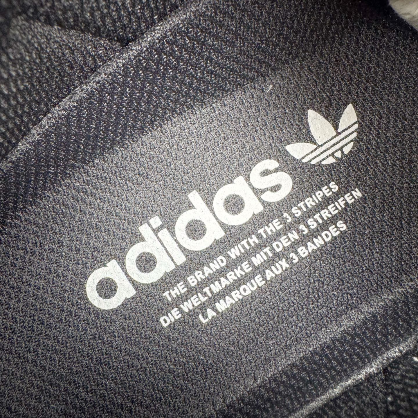 图片[13]-＃G版纯原 AD Originals Superstar 经典贝壳头休闲板鞋 EG4959 市面最完美的贝壳头版型 2024全新细节 注意区分旧版 随意对比市面 知名大厂出品 工厂个位数利润的单价 百分百全新货品 零氧化发霉 给足利润空间操作 独家控货 平台正单 全套原纸板楦头开发 每道工序同步公司流程 确保原汁原味 完美呈现原鞋版型 原厂高频磨具加持 精准内部资源对接 Logo字体百分百还原 全鞋电脑针车 Logo针车间距针数原版一致 皮料切割冲裁零瑕疵 原鞋一致含胶量超耐磨大底 大几率过验 不对比市面只对比原鞋 只服务最高端市场 诞生于1969年 是第一双将全皮面鞋 身与橡胶鞋头结合在一起的低帮篮球鞋 Superstar最开始 是作为高帮篮球鞋Pro Model的低帮版本而出现的 但因为其独特和醒目的橡胶鞋头造型而让大家熟知 被大家形象地称为\\\”shelltoe\\\”贝壳头 在70年代的美国职业篮球场上 接近3/4的NBA球员都将这双Superstar作为场上用鞋 80年代之后 经过不断的改良和发展 Superstar逐渐成为横跨时装、音乐、街头文化、休闲和运动等各大领域的时尚潮鞋 尺码：36 36.5 37 38 38.5 39 40 40.5 41 42 42.5 43 44 44.5 45 46-选品中心