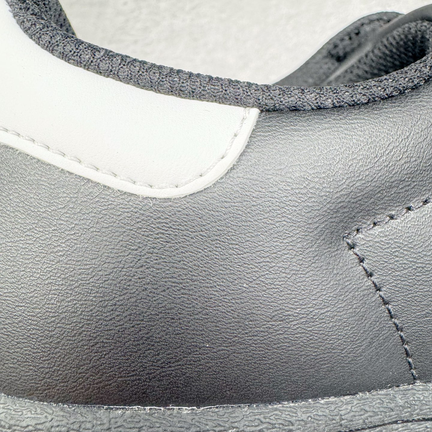 图片[16]-＃G版纯原 AD Originals Superstar 经典贝壳头休闲板鞋 EG4959 市面最完美的贝壳头版型 2024全新细节 注意区分旧版 随意对比市面 知名大厂出品 工厂个位数利润的单价 百分百全新货品 零氧化发霉 给足利润空间操作 独家控货 平台正单 全套原纸板楦头开发 每道工序同步公司流程 确保原汁原味 完美呈现原鞋版型 原厂高频磨具加持 精准内部资源对接 Logo字体百分百还原 全鞋电脑针车 Logo针车间距针数原版一致 皮料切割冲裁零瑕疵 原鞋一致含胶量超耐磨大底 大几率过验 不对比市面只对比原鞋 只服务最高端市场 诞生于1969年 是第一双将全皮面鞋 身与橡胶鞋头结合在一起的低帮篮球鞋 Superstar最开始 是作为高帮篮球鞋Pro Model的低帮版本而出现的 但因为其独特和醒目的橡胶鞋头造型而让大家熟知 被大家形象地称为\\\”shelltoe\\\”贝壳头 在70年代的美国职业篮球场上 接近3/4的NBA球员都将这双Superstar作为场上用鞋 80年代之后 经过不断的改良和发展 Superstar逐渐成为横跨时装、音乐、街头文化、休闲和运动等各大领域的时尚潮鞋 尺码：36 36.5 37 38 38.5 39 40 40.5 41 42 42.5 43 44 44.5 45 46-选品中心