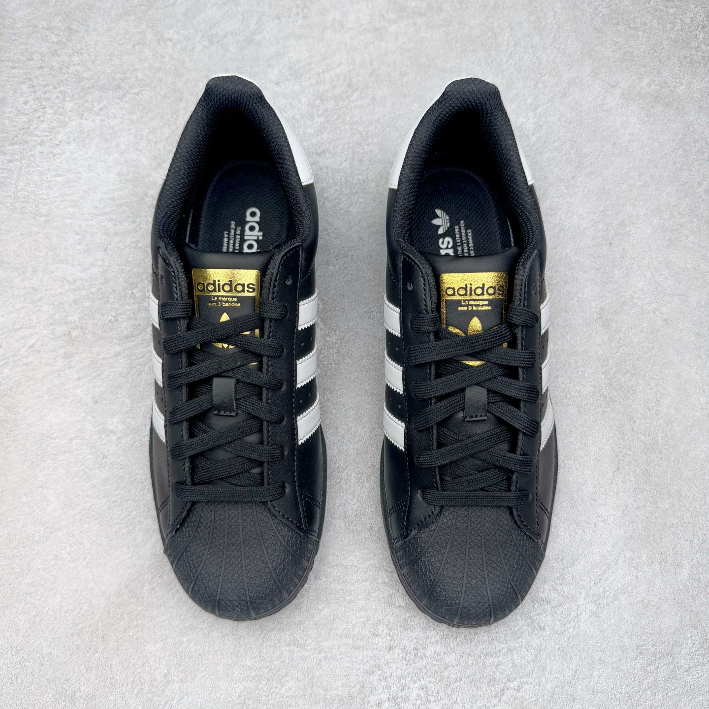 图片[2]-＃G版纯原 AD Originals Superstar 经典贝壳头休闲板鞋 EG4959 市面最完美的贝壳头版型 2024全新细节 注意区分旧版 随意对比市面 知名大厂出品 工厂个位数利润的单价 百分百全新货品 零氧化发霉 给足利润空间操作 独家控货 平台正单 全套原纸板楦头开发 每道工序同步公司流程 确保原汁原味 完美呈现原鞋版型 原厂高频磨具加持 精准内部资源对接 Logo字体百分百还原 全鞋电脑针车 Logo针车间距针数原版一致 皮料切割冲裁零瑕疵 原鞋一致含胶量超耐磨大底 大几率过验 不对比市面只对比原鞋 只服务最高端市场 诞生于1969年 是第一双将全皮面鞋 身与橡胶鞋头结合在一起的低帮篮球鞋 Superstar最开始 是作为高帮篮球鞋Pro Model的低帮版本而出现的 但因为其独特和醒目的橡胶鞋头造型而让大家熟知 被大家形象地称为\\\”shelltoe\\\”贝壳头 在70年代的美国职业篮球场上 接近3/4的NBA球员都将这双Superstar作为场上用鞋 80年代之后 经过不断的改良和发展 Superstar逐渐成为横跨时装、音乐、街头文化、休闲和运动等各大领域的时尚潮鞋 尺码：36 36.5 37 38 38.5 39 40 40.5 41 42 42.5 43 44 44.5 45 46-选品中心