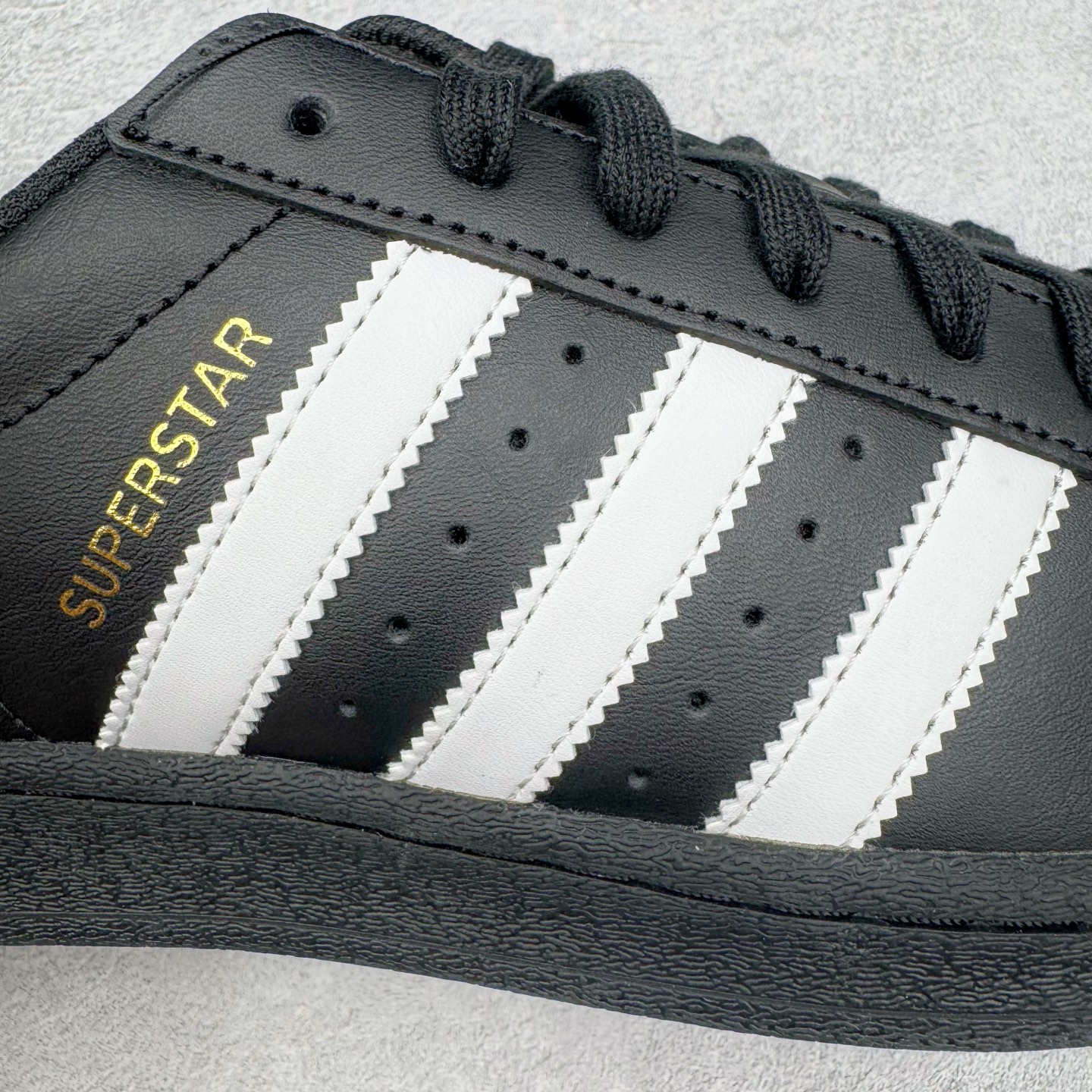 图片[18]-＃G版纯原 AD Originals Superstar 经典贝壳头休闲板鞋 EG4959 市面最完美的贝壳头版型 2024全新细节 注意区分旧版 随意对比市面 知名大厂出品 工厂个位数利润的单价 百分百全新货品 零氧化发霉 给足利润空间操作 独家控货 平台正单 全套原纸板楦头开发 每道工序同步公司流程 确保原汁原味 完美呈现原鞋版型 原厂高频磨具加持 精准内部资源对接 Logo字体百分百还原 全鞋电脑针车 Logo针车间距针数原版一致 皮料切割冲裁零瑕疵 原鞋一致含胶量超耐磨大底 大几率过验 不对比市面只对比原鞋 只服务最高端市场 诞生于1969年 是第一双将全皮面鞋 身与橡胶鞋头结合在一起的低帮篮球鞋 Superstar最开始 是作为高帮篮球鞋Pro Model的低帮版本而出现的 但因为其独特和醒目的橡胶鞋头造型而让大家熟知 被大家形象地称为\\\”shelltoe\\\”贝壳头 在70年代的美国职业篮球场上 接近3/4的NBA球员都将这双Superstar作为场上用鞋 80年代之后 经过不断的改良和发展 Superstar逐渐成为横跨时装、音乐、街头文化、休闲和运动等各大领域的时尚潮鞋 尺码：36 36.5 37 38 38.5 39 40 40.5 41 42 42.5 43 44 44.5 45 46-选品中心