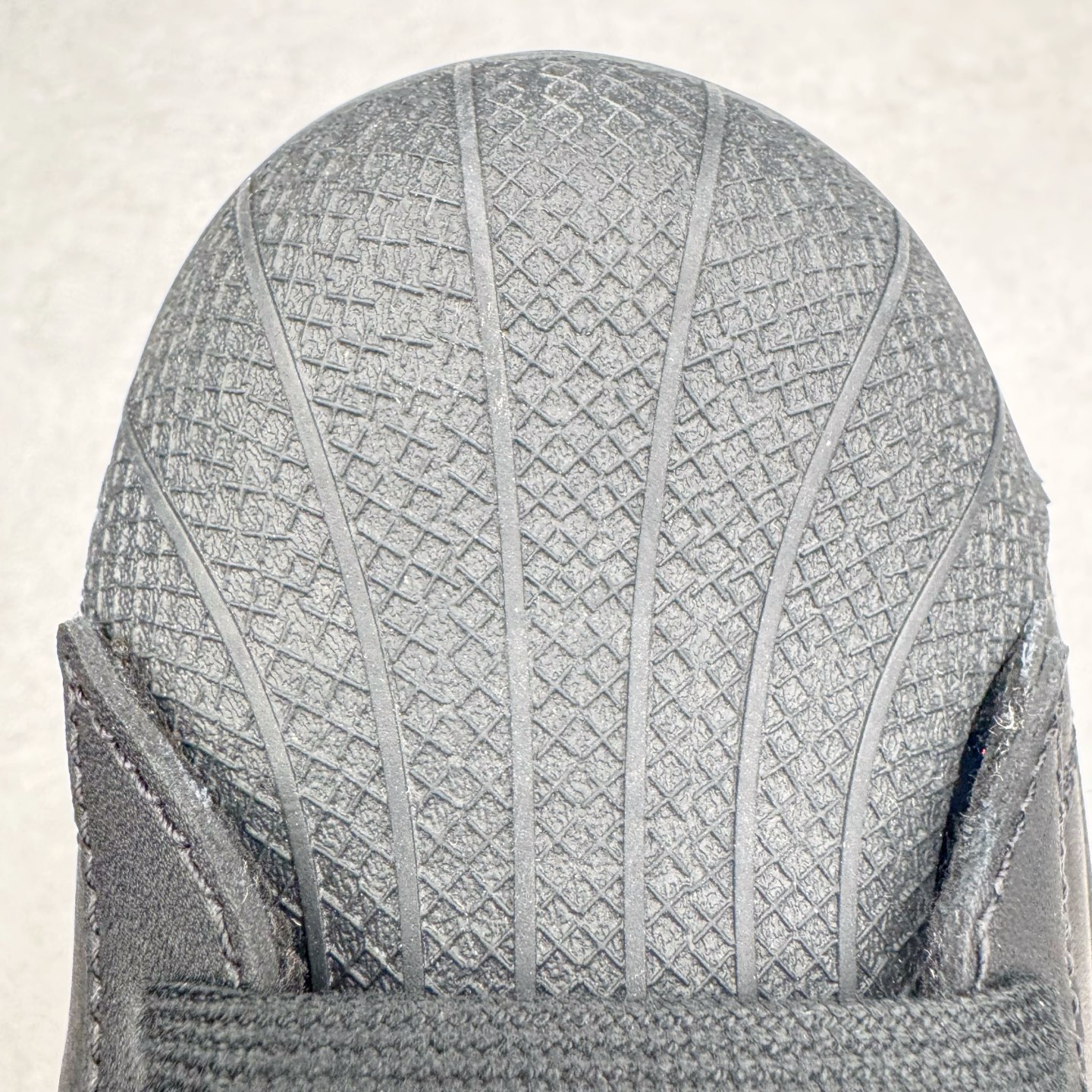 图片[15]-＃G版纯原 AD Originals Superstar 经典贝壳头休闲板鞋 EG4959 市面最完美的贝壳头版型 2024全新细节 注意区分旧版 随意对比市面 知名大厂出品 工厂个位数利润的单价 百分百全新货品 零氧化发霉 给足利润空间操作 独家控货 平台正单 全套原纸板楦头开发 每道工序同步公司流程 确保原汁原味 完美呈现原鞋版型 原厂高频磨具加持 精准内部资源对接 Logo字体百分百还原 全鞋电脑针车 Logo针车间距针数原版一致 皮料切割冲裁零瑕疵 原鞋一致含胶量超耐磨大底 大几率过验 不对比市面只对比原鞋 只服务最高端市场 诞生于1969年 是第一双将全皮面鞋 身与橡胶鞋头结合在一起的低帮篮球鞋 Superstar最开始 是作为高帮篮球鞋Pro Model的低帮版本而出现的 但因为其独特和醒目的橡胶鞋头造型而让大家熟知 被大家形象地称为\\\”shelltoe\\\”贝壳头 在70年代的美国职业篮球场上 接近3/4的NBA球员都将这双Superstar作为场上用鞋 80年代之后 经过不断的改良和发展 Superstar逐渐成为横跨时装、音乐、街头文化、休闲和运动等各大领域的时尚潮鞋 尺码：36 36.5 37 38 38.5 39 40 40.5 41 42 42.5 43 44 44.5 45 46-选品中心