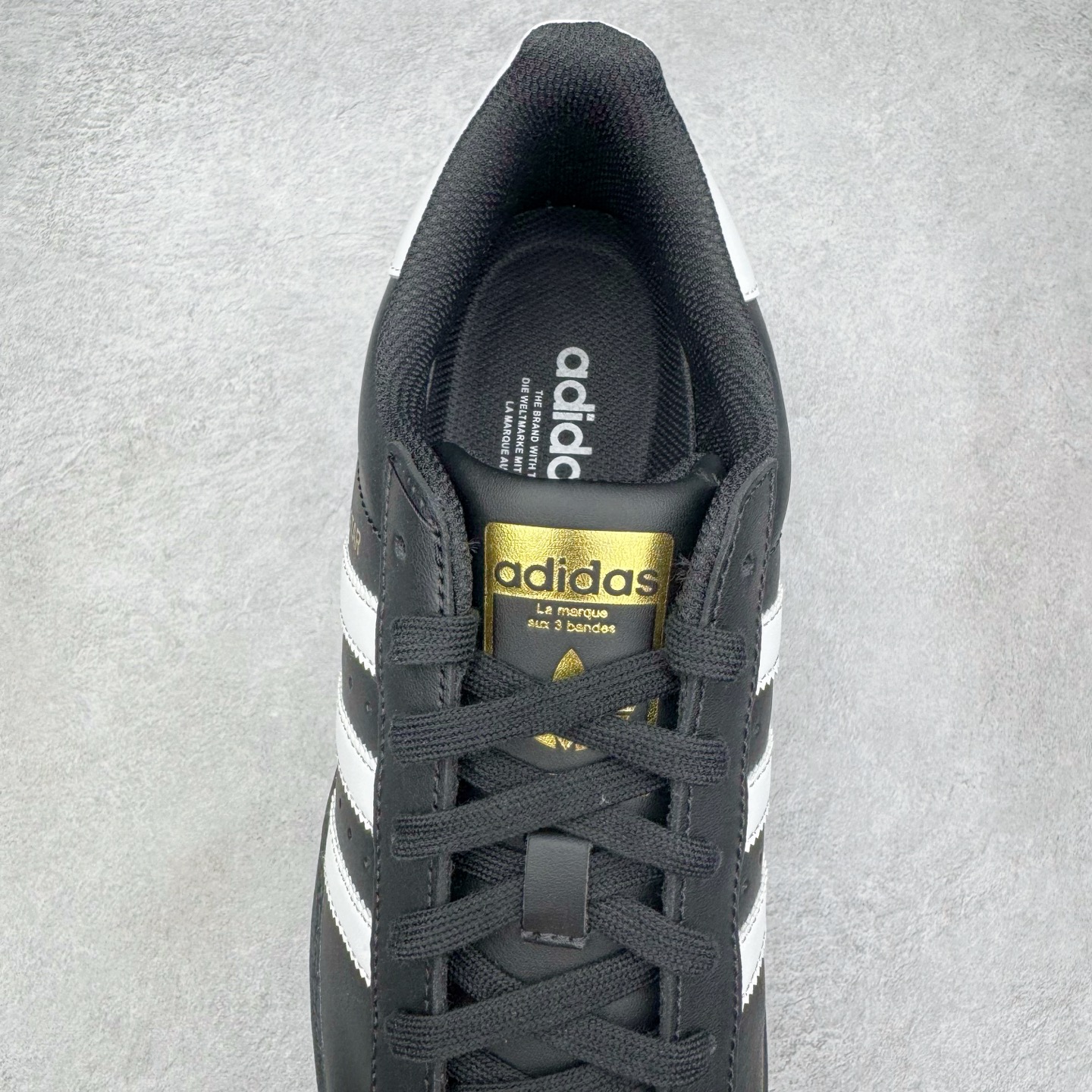 图片[5]-＃G版纯原 AD Originals Superstar 经典贝壳头休闲板鞋 EG4959 市面最完美的贝壳头版型 2024全新细节 注意区分旧版 随意对比市面 知名大厂出品 工厂个位数利润的单价 百分百全新货品 零氧化发霉 给足利润空间操作 独家控货 平台正单 全套原纸板楦头开发 每道工序同步公司流程 确保原汁原味 完美呈现原鞋版型 原厂高频磨具加持 精准内部资源对接 Logo字体百分百还原 全鞋电脑针车 Logo针车间距针数原版一致 皮料切割冲裁零瑕疵 原鞋一致含胶量超耐磨大底 大几率过验 不对比市面只对比原鞋 只服务最高端市场 诞生于1969年 是第一双将全皮面鞋 身与橡胶鞋头结合在一起的低帮篮球鞋 Superstar最开始 是作为高帮篮球鞋Pro Model的低帮版本而出现的 但因为其独特和醒目的橡胶鞋头造型而让大家熟知 被大家形象地称为\\\”shelltoe\\\”贝壳头 在70年代的美国职业篮球场上 接近3/4的NBA球员都将这双Superstar作为场上用鞋 80年代之后 经过不断的改良和发展 Superstar逐渐成为横跨时装、音乐、街头文化、休闲和运动等各大领域的时尚潮鞋 尺码：36 36.5 37 38 38.5 39 40 40.5 41 42 42.5 43 44 44.5 45 46-选品中心