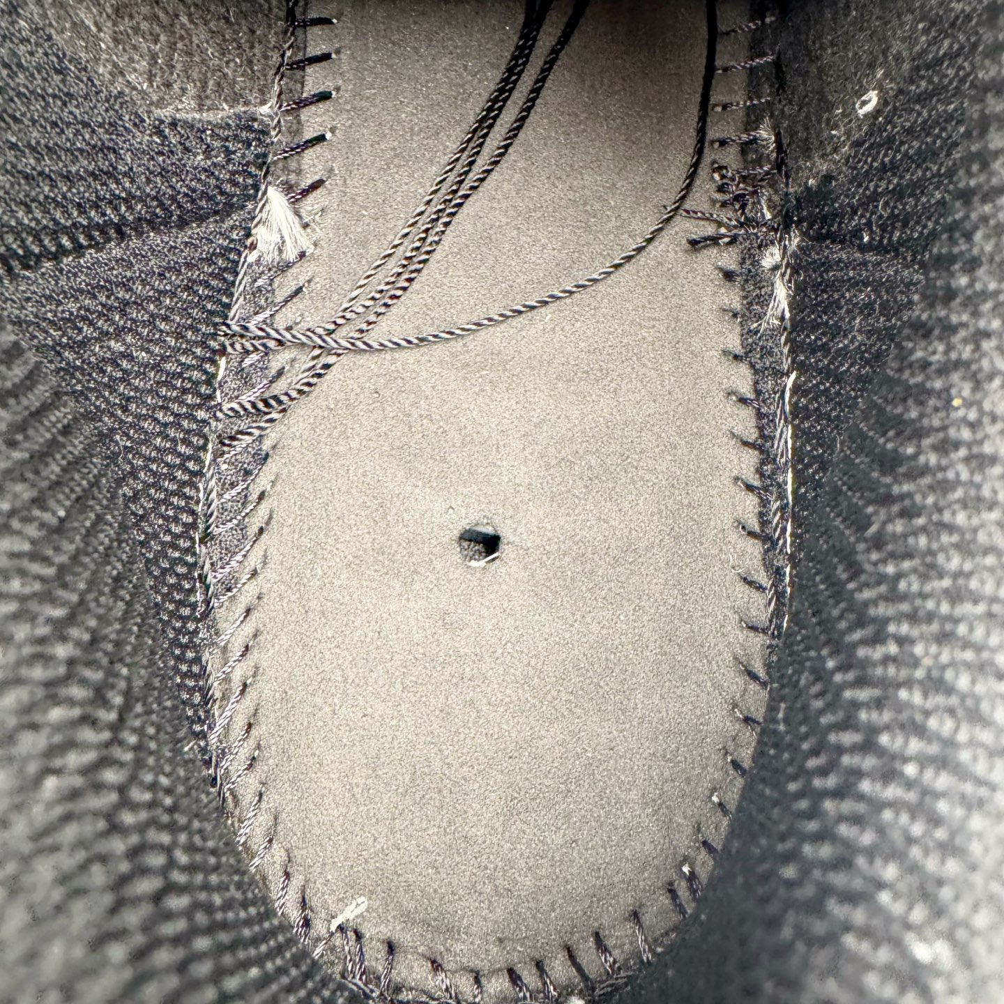 图片[11]-＃G版纯原 AD Originals Superstar 经典贝壳头休闲板鞋 EG4959 市面最完美的贝壳头版型 2024全新细节 注意区分旧版 随意对比市面 知名大厂出品 工厂个位数利润的单价 百分百全新货品 零氧化发霉 给足利润空间操作 独家控货 平台正单 全套原纸板楦头开发 每道工序同步公司流程 确保原汁原味 完美呈现原鞋版型 原厂高频磨具加持 精准内部资源对接 Logo字体百分百还原 全鞋电脑针车 Logo针车间距针数原版一致 皮料切割冲裁零瑕疵 原鞋一致含胶量超耐磨大底 大几率过验 不对比市面只对比原鞋 只服务最高端市场 诞生于1969年 是第一双将全皮面鞋 身与橡胶鞋头结合在一起的低帮篮球鞋 Superstar最开始 是作为高帮篮球鞋Pro Model的低帮版本而出现的 但因为其独特和醒目的橡胶鞋头造型而让大家熟知 被大家形象地称为\\\”shelltoe\\\”贝壳头 在70年代的美国职业篮球场上 接近3/4的NBA球员都将这双Superstar作为场上用鞋 80年代之后 经过不断的改良和发展 Superstar逐渐成为横跨时装、音乐、街头文化、休闲和运动等各大领域的时尚潮鞋 尺码：36 36.5 37 38 38.5 39 40 40.5 41 42 42.5 43 44 44.5 45 46-选品中心