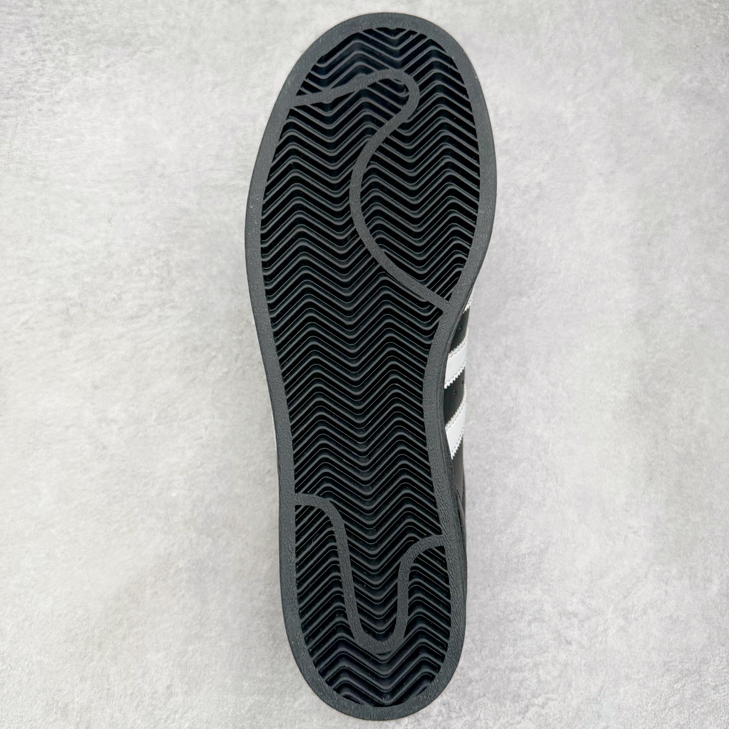 图片[9]-＃G版纯原 AD Originals Superstar 经典贝壳头休闲板鞋 EG4959 市面最完美的贝壳头版型 2024全新细节 注意区分旧版 随意对比市面 知名大厂出品 工厂个位数利润的单价 百分百全新货品 零氧化发霉 给足利润空间操作 独家控货 平台正单 全套原纸板楦头开发 每道工序同步公司流程 确保原汁原味 完美呈现原鞋版型 原厂高频磨具加持 精准内部资源对接 Logo字体百分百还原 全鞋电脑针车 Logo针车间距针数原版一致 皮料切割冲裁零瑕疵 原鞋一致含胶量超耐磨大底 大几率过验 不对比市面只对比原鞋 只服务最高端市场 诞生于1969年 是第一双将全皮面鞋 身与橡胶鞋头结合在一起的低帮篮球鞋 Superstar最开始 是作为高帮篮球鞋Pro Model的低帮版本而出现的 但因为其独特和醒目的橡胶鞋头造型而让大家熟知 被大家形象地称为\\\”shelltoe\\\”贝壳头 在70年代的美国职业篮球场上 接近3/4的NBA球员都将这双Superstar作为场上用鞋 80年代之后 经过不断的改良和发展 Superstar逐渐成为横跨时装、音乐、街头文化、休闲和运动等各大领域的时尚潮鞋 尺码：36 36.5 37 38 38.5 39 40 40.5 41 42 42.5 43 44 44.5 45 46-选品中心