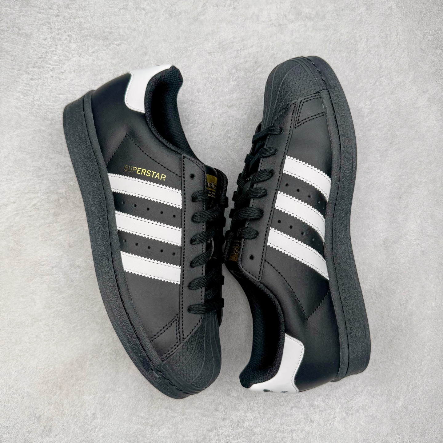 图片[3]-＃G版纯原 AD Originals Superstar 经典贝壳头休闲板鞋 EG4959 市面最完美的贝壳头版型 2024全新细节 注意区分旧版 随意对比市面 知名大厂出品 工厂个位数利润的单价 百分百全新货品 零氧化发霉 给足利润空间操作 独家控货 平台正单 全套原纸板楦头开发 每道工序同步公司流程 确保原汁原味 完美呈现原鞋版型 原厂高频磨具加持 精准内部资源对接 Logo字体百分百还原 全鞋电脑针车 Logo针车间距针数原版一致 皮料切割冲裁零瑕疵 原鞋一致含胶量超耐磨大底 大几率过验 不对比市面只对比原鞋 只服务最高端市场 诞生于1969年 是第一双将全皮面鞋 身与橡胶鞋头结合在一起的低帮篮球鞋 Superstar最开始 是作为高帮篮球鞋Pro Model的低帮版本而出现的 但因为其独特和醒目的橡胶鞋头造型而让大家熟知 被大家形象地称为\\\”shelltoe\\\”贝壳头 在70年代的美国职业篮球场上 接近3/4的NBA球员都将这双Superstar作为场上用鞋 80年代之后 经过不断的改良和发展 Superstar逐渐成为横跨时装、音乐、街头文化、休闲和运动等各大领域的时尚潮鞋 尺码：36 36.5 37 38 38.5 39 40 40.5 41 42 42.5 43 44 44.5 45 46-选品中心
