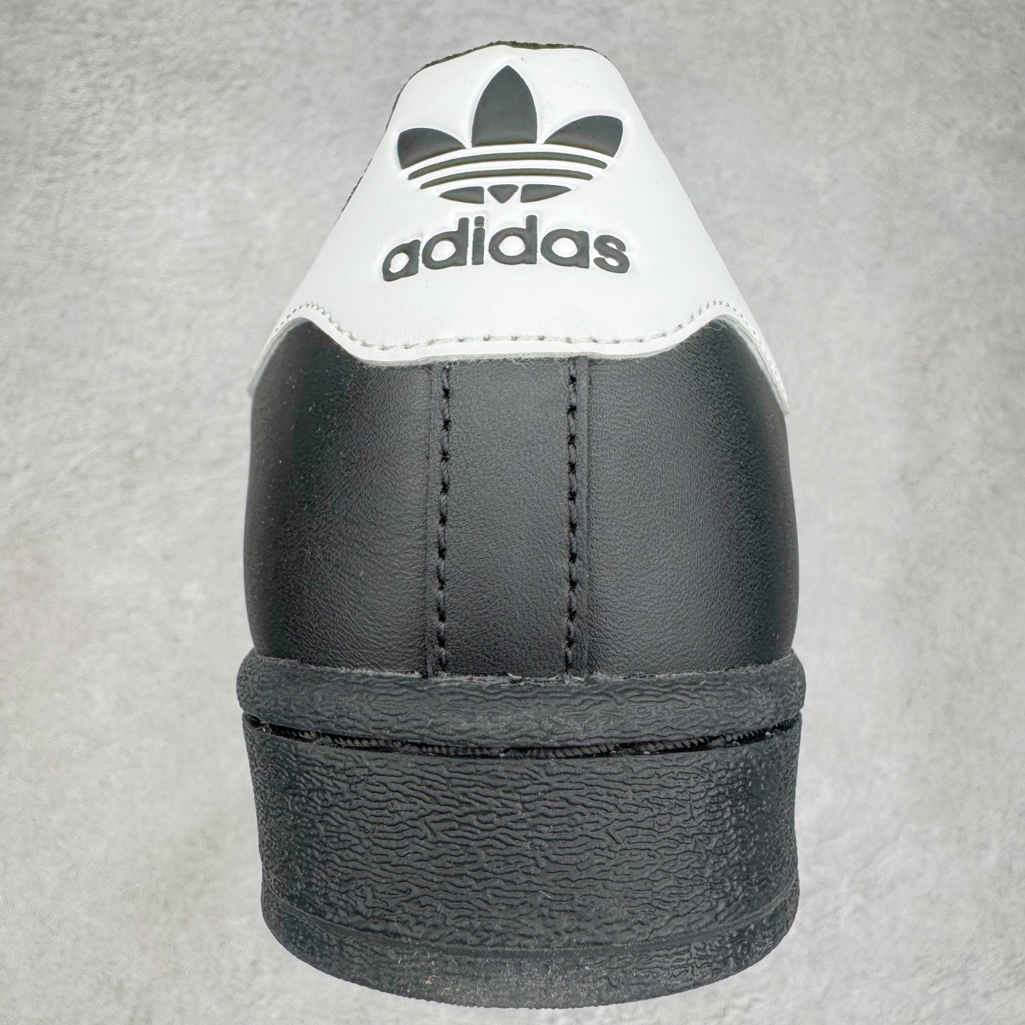 图片[8]-＃G版纯原 AD Originals Superstar 经典贝壳头休闲板鞋 EG4959 市面最完美的贝壳头版型 2024全新细节 注意区分旧版 随意对比市面 知名大厂出品 工厂个位数利润的单价 百分百全新货品 零氧化发霉 给足利润空间操作 独家控货 平台正单 全套原纸板楦头开发 每道工序同步公司流程 确保原汁原味 完美呈现原鞋版型 原厂高频磨具加持 精准内部资源对接 Logo字体百分百还原 全鞋电脑针车 Logo针车间距针数原版一致 皮料切割冲裁零瑕疵 原鞋一致含胶量超耐磨大底 大几率过验 不对比市面只对比原鞋 只服务最高端市场 诞生于1969年 是第一双将全皮面鞋 身与橡胶鞋头结合在一起的低帮篮球鞋 Superstar最开始 是作为高帮篮球鞋Pro Model的低帮版本而出现的 但因为其独特和醒目的橡胶鞋头造型而让大家熟知 被大家形象地称为\\\”shelltoe\\\”贝壳头 在70年代的美国职业篮球场上 接近3/4的NBA球员都将这双Superstar作为场上用鞋 80年代之后 经过不断的改良和发展 Superstar逐渐成为横跨时装、音乐、街头文化、休闲和运动等各大领域的时尚潮鞋 尺码：36 36.5 37 38 38.5 39 40 40.5 41 42 42.5 43 44 44.5 45 46-选品中心