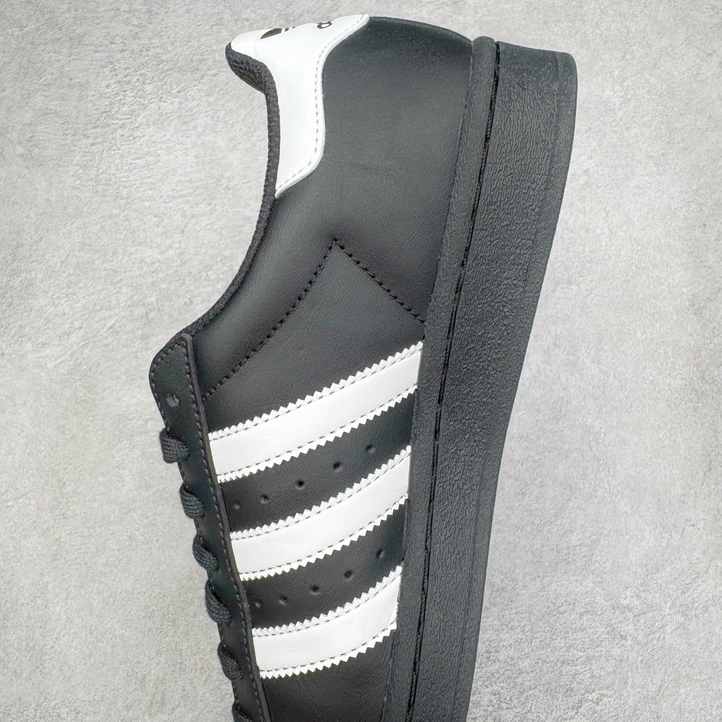 图片[7]-＃G版纯原 AD Originals Superstar 经典贝壳头休闲板鞋 EG4959 市面最完美的贝壳头版型 2024全新细节 注意区分旧版 随意对比市面 知名大厂出品 工厂个位数利润的单价 百分百全新货品 零氧化发霉 给足利润空间操作 独家控货 平台正单 全套原纸板楦头开发 每道工序同步公司流程 确保原汁原味 完美呈现原鞋版型 原厂高频磨具加持 精准内部资源对接 Logo字体百分百还原 全鞋电脑针车 Logo针车间距针数原版一致 皮料切割冲裁零瑕疵 原鞋一致含胶量超耐磨大底 大几率过验 不对比市面只对比原鞋 只服务最高端市场 诞生于1969年 是第一双将全皮面鞋 身与橡胶鞋头结合在一起的低帮篮球鞋 Superstar最开始 是作为高帮篮球鞋Pro Model的低帮版本而出现的 但因为其独特和醒目的橡胶鞋头造型而让大家熟知 被大家形象地称为\\\”shelltoe\\\”贝壳头 在70年代的美国职业篮球场上 接近3/4的NBA球员都将这双Superstar作为场上用鞋 80年代之后 经过不断的改良和发展 Superstar逐渐成为横跨时装、音乐、街头文化、休闲和运动等各大领域的时尚潮鞋 尺码：36 36.5 37 38 38.5 39 40 40.5 41 42 42.5 43 44 44.5 45 46-选品中心