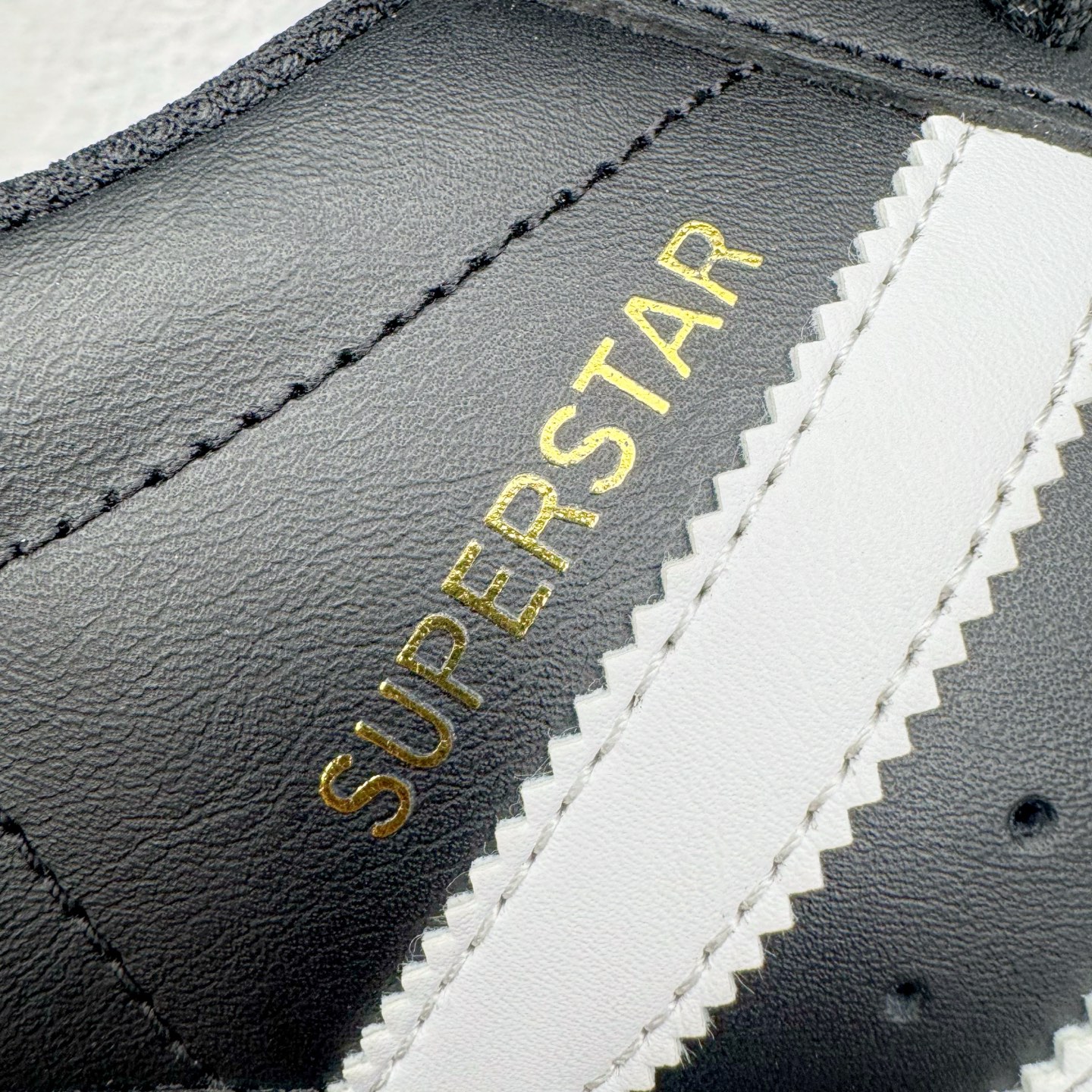 图片[17]-＃G版纯原 AD Originals Superstar 经典贝壳头休闲板鞋 EG4959 市面最完美的贝壳头版型 2024全新细节 注意区分旧版 随意对比市面 知名大厂出品 工厂个位数利润的单价 百分百全新货品 零氧化发霉 给足利润空间操作 独家控货 平台正单 全套原纸板楦头开发 每道工序同步公司流程 确保原汁原味 完美呈现原鞋版型 原厂高频磨具加持 精准内部资源对接 Logo字体百分百还原 全鞋电脑针车 Logo针车间距针数原版一致 皮料切割冲裁零瑕疵 原鞋一致含胶量超耐磨大底 大几率过验 不对比市面只对比原鞋 只服务最高端市场 诞生于1969年 是第一双将全皮面鞋 身与橡胶鞋头结合在一起的低帮篮球鞋 Superstar最开始 是作为高帮篮球鞋Pro Model的低帮版本而出现的 但因为其独特和醒目的橡胶鞋头造型而让大家熟知 被大家形象地称为\\\”shelltoe\\\”贝壳头 在70年代的美国职业篮球场上 接近3/4的NBA球员都将这双Superstar作为场上用鞋 80年代之后 经过不断的改良和发展 Superstar逐渐成为横跨时装、音乐、街头文化、休闲和运动等各大领域的时尚潮鞋 尺码：36 36.5 37 38 38.5 39 40 40.5 41 42 42.5 43 44 44.5 45 46-选品中心