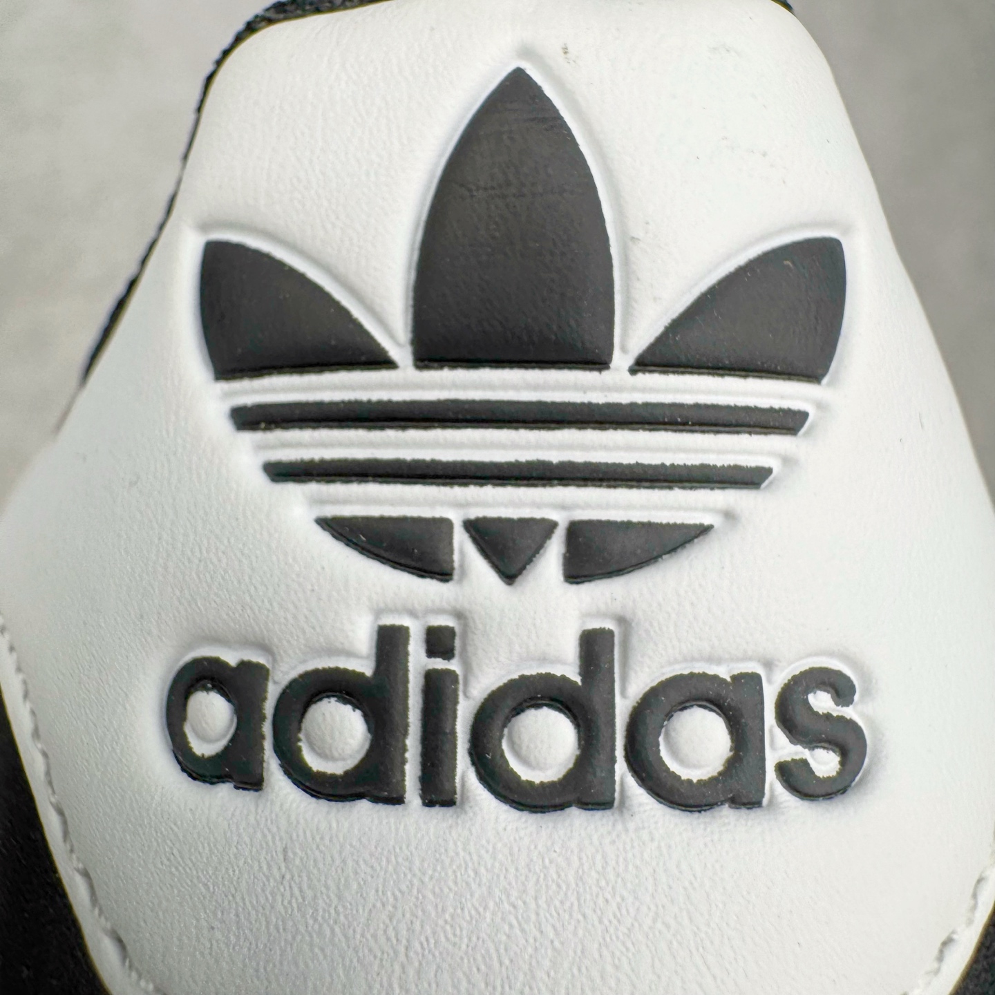 图片[19]-＃G版纯原 AD Originals Superstar 经典贝壳头休闲板鞋 EG4959 市面最完美的贝壳头版型 2024全新细节 注意区分旧版 随意对比市面 知名大厂出品 工厂个位数利润的单价 百分百全新货品 零氧化发霉 给足利润空间操作 独家控货 平台正单 全套原纸板楦头开发 每道工序同步公司流程 确保原汁原味 完美呈现原鞋版型 原厂高频磨具加持 精准内部资源对接 Logo字体百分百还原 全鞋电脑针车 Logo针车间距针数原版一致 皮料切割冲裁零瑕疵 原鞋一致含胶量超耐磨大底 大几率过验 不对比市面只对比原鞋 只服务最高端市场 诞生于1969年 是第一双将全皮面鞋 身与橡胶鞋头结合在一起的低帮篮球鞋 Superstar最开始 是作为高帮篮球鞋Pro Model的低帮版本而出现的 但因为其独特和醒目的橡胶鞋头造型而让大家熟知 被大家形象地称为\\\”shelltoe\\\”贝壳头 在70年代的美国职业篮球场上 接近3/4的NBA球员都将这双Superstar作为场上用鞋 80年代之后 经过不断的改良和发展 Superstar逐渐成为横跨时装、音乐、街头文化、休闲和运动等各大领域的时尚潮鞋 尺码：36 36.5 37 38 38.5 39 40 40.5 41 42 42.5 43 44 44.5 45 46-选品中心