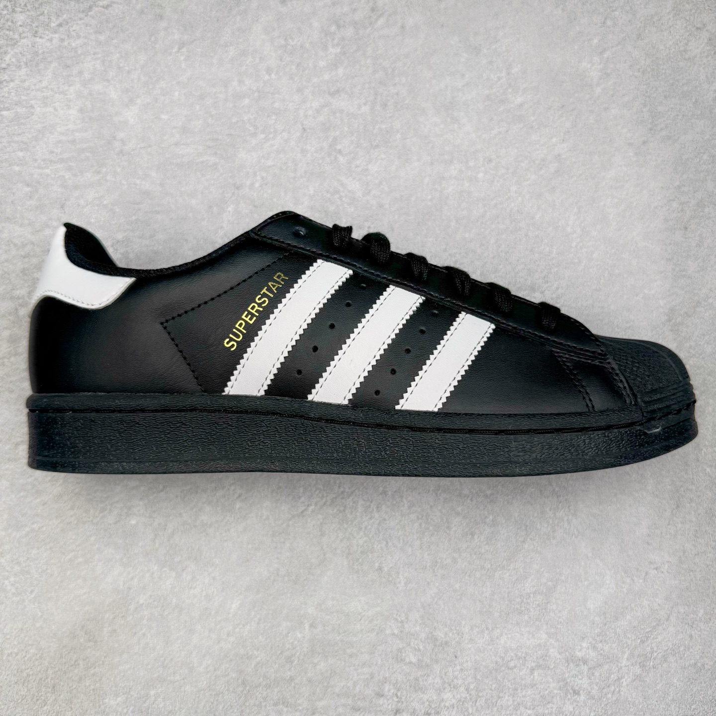 ＃G版纯原 AD Originals Superstar 经典贝壳头休闲板鞋 EG4959 市面最完美的贝壳头版型 2024全新细节 注意区分旧版 随意对比市面 知名大厂出品 工厂个位数利润的单价 百分百全新货品 零氧化发霉 给足利润空间操作 独家控货 平台正单 全套原纸板楦头开发 每道工序同步公司流程 确保原汁原味 完美呈现原鞋版型 原厂高频磨具加持 精准内部资源对接 Logo字体百分百还原 全鞋电脑针车 Logo针车间距针数原版一致 皮料切割冲裁零瑕疵 原鞋一致含胶量超耐磨大底 大几率过验 不对比市面只对比原鞋 只服务最高端市场 诞生于1969年 是第一双将全皮面鞋 身与橡胶鞋头结合在一起的低帮篮球鞋 Superstar最开始 是作为高帮篮球鞋Pro Model的低帮版本而出现的 但因为其独特和醒目的橡胶鞋头造型而让大家熟知 被大家形象地称为\\\”shelltoe\\\”贝壳头 在70年代的美国职业篮球场上 接近3/4的NBA球员都将这双Superstar作为场上用鞋 80年代之后 经过不断的改良和发展 Superstar逐渐成为横跨时装、音乐、街头文化、休闲和运动等各大领域的时尚潮鞋 尺码：36 36.5 37 38 38.5 39 40 40.5 41 42 42.5 43 44 44.5 45 46-选品中心