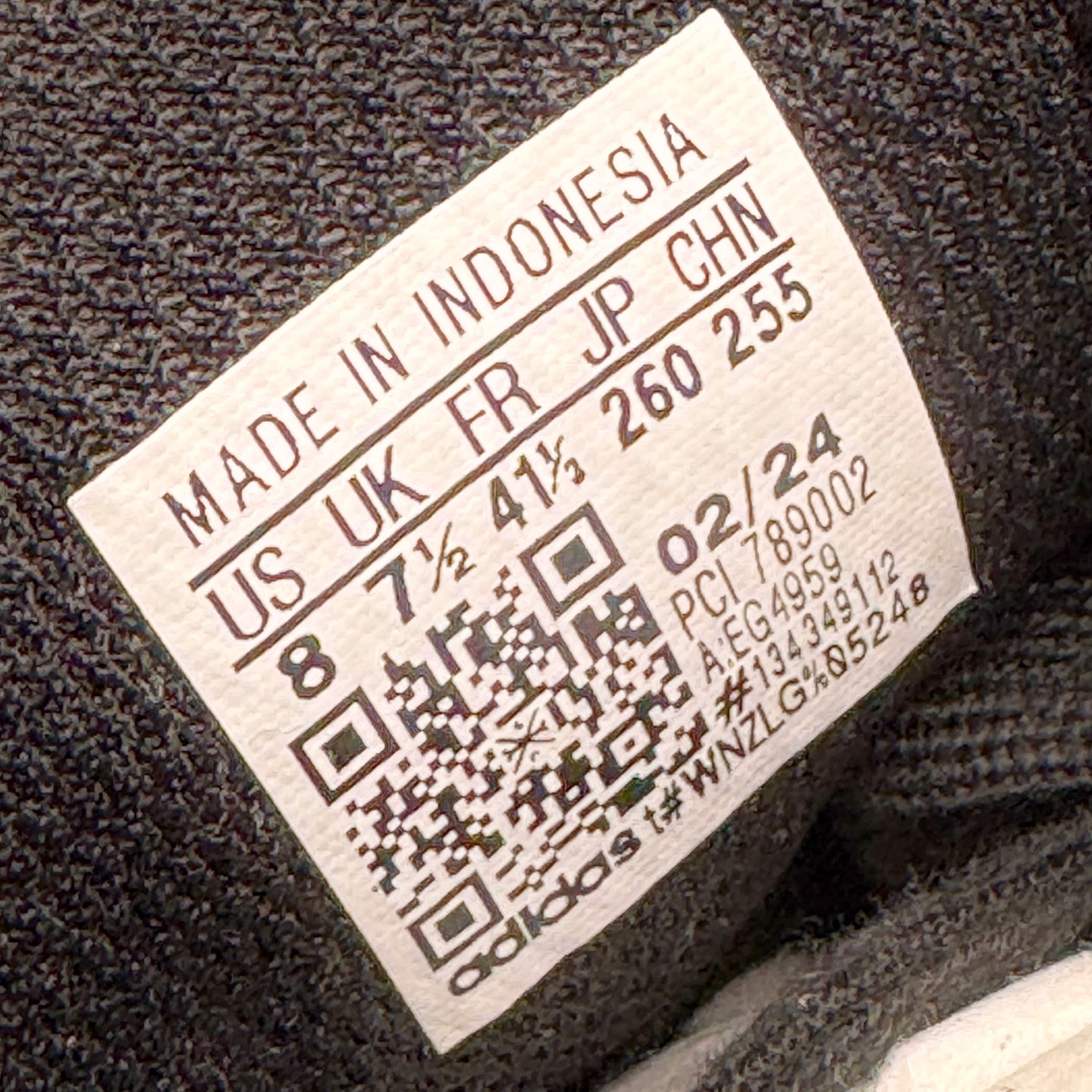 图片[12]-＃G版纯原 AD Originals Superstar 经典贝壳头休闲板鞋 EG4959 市面最完美的贝壳头版型 2024全新细节 注意区分旧版 随意对比市面 知名大厂出品 工厂个位数利润的单价 百分百全新货品 零氧化发霉 给足利润空间操作 独家控货 平台正单 全套原纸板楦头开发 每道工序同步公司流程 确保原汁原味 完美呈现原鞋版型 原厂高频磨具加持 精准内部资源对接 Logo字体百分百还原 全鞋电脑针车 Logo针车间距针数原版一致 皮料切割冲裁零瑕疵 原鞋一致含胶量超耐磨大底 大几率过验 不对比市面只对比原鞋 只服务最高端市场 诞生于1969年 是第一双将全皮面鞋 身与橡胶鞋头结合在一起的低帮篮球鞋 Superstar最开始 是作为高帮篮球鞋Pro Model的低帮版本而出现的 但因为其独特和醒目的橡胶鞋头造型而让大家熟知 被大家形象地称为\\\”shelltoe\\\”贝壳头 在70年代的美国职业篮球场上 接近3/4的NBA球员都将这双Superstar作为场上用鞋 80年代之后 经过不断的改良和发展 Superstar逐渐成为横跨时装、音乐、街头文化、休闲和运动等各大领域的时尚潮鞋 尺码：36 36.5 37 38 38.5 39 40 40.5 41 42 42.5 43 44 44.5 45 46-选品中心