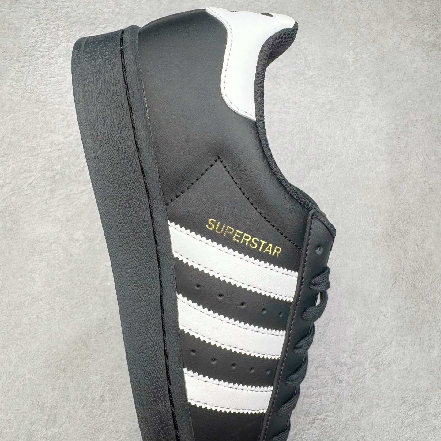 图片[6]-＃G版纯原 AD Originals Superstar 经典贝壳头休闲板鞋 EG4959 市面最完美的贝壳头版型 2024全新细节 注意区分旧版 随意对比市面 知名大厂出品 工厂个位数利润的单价 百分百全新货品 零氧化发霉 给足利润空间操作 独家控货 平台正单 全套原纸板楦头开发 每道工序同步公司流程 确保原汁原味 完美呈现原鞋版型 原厂高频磨具加持 精准内部资源对接 Logo字体百分百还原 全鞋电脑针车 Logo针车间距针数原版一致 皮料切割冲裁零瑕疵 原鞋一致含胶量超耐磨大底 大几率过验 不对比市面只对比原鞋 只服务最高端市场 诞生于1969年 是第一双将全皮面鞋 身与橡胶鞋头结合在一起的低帮篮球鞋 Superstar最开始 是作为高帮篮球鞋Pro Model的低帮版本而出现的 但因为其独特和醒目的橡胶鞋头造型而让大家熟知 被大家形象地称为\\\”shelltoe\\\”贝壳头 在70年代的美国职业篮球场上 接近3/4的NBA球员都将这双Superstar作为场上用鞋 80年代之后 经过不断的改良和发展 Superstar逐渐成为横跨时装、音乐、街头文化、休闲和运动等各大领域的时尚潮鞋 尺码：36 36.5 37 38 38.5 39 40 40.5 41 42 42.5 43 44 44.5 45 46-选品中心
