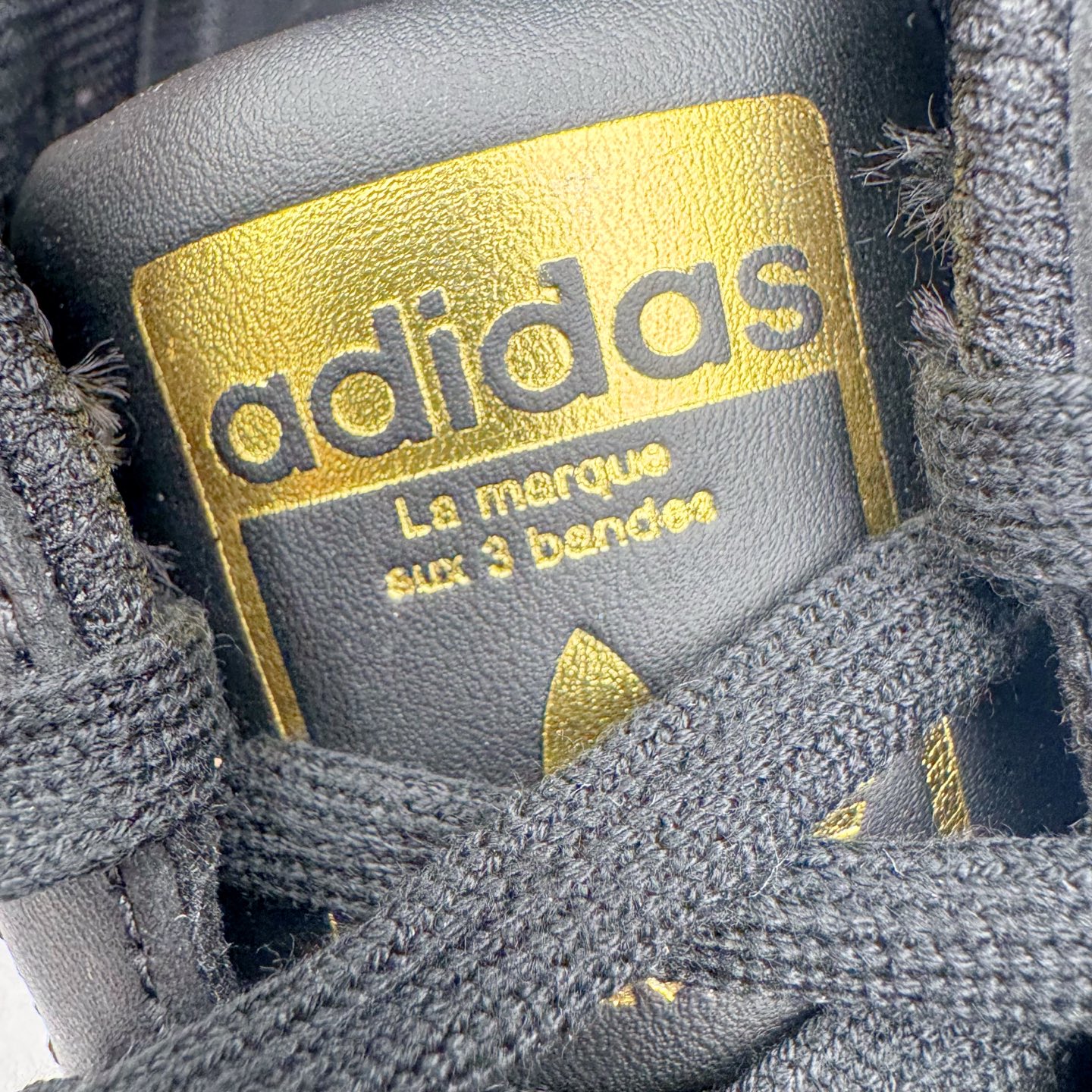 图片[14]-＃G版纯原 AD Originals Superstar 经典贝壳头休闲板鞋 EG4959 市面最完美的贝壳头版型 2024全新细节 注意区分旧版 随意对比市面 知名大厂出品 工厂个位数利润的单价 百分百全新货品 零氧化发霉 给足利润空间操作 独家控货 平台正单 全套原纸板楦头开发 每道工序同步公司流程 确保原汁原味 完美呈现原鞋版型 原厂高频磨具加持 精准内部资源对接 Logo字体百分百还原 全鞋电脑针车 Logo针车间距针数原版一致 皮料切割冲裁零瑕疵 原鞋一致含胶量超耐磨大底 大几率过验 不对比市面只对比原鞋 只服务最高端市场 诞生于1969年 是第一双将全皮面鞋 身与橡胶鞋头结合在一起的低帮篮球鞋 Superstar最开始 是作为高帮篮球鞋Pro Model的低帮版本而出现的 但因为其独特和醒目的橡胶鞋头造型而让大家熟知 被大家形象地称为\\\”shelltoe\\\”贝壳头 在70年代的美国职业篮球场上 接近3/4的NBA球员都将这双Superstar作为场上用鞋 80年代之后 经过不断的改良和发展 Superstar逐渐成为横跨时装、音乐、街头文化、休闲和运动等各大领域的时尚潮鞋 尺码：36 36.5 37 38 38.5 39 40 40.5 41 42 42.5 43 44 44.5 45 46-选品中心