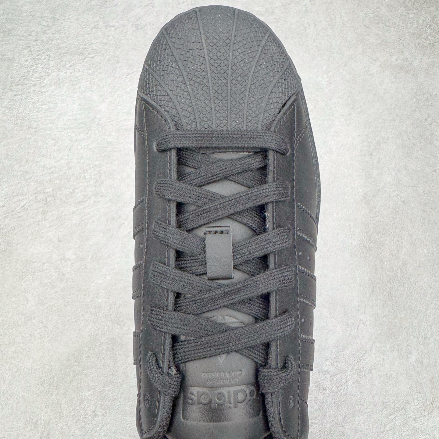 图片[4]-＃G版纯原 AD Originals Superstar 经典贝壳头休闲板鞋 EG4957 市面最完美的贝壳头版型 2024全新细节 注意区分旧版 随意对比市面 知名大厂出品 工厂个位数利润的单价 百分百全新货品 零氧化发霉 给足利润空间操作 独家控货 平台正单 全套原纸板楦头开发 每道工序同步公司流程 确保原汁原味 完美呈现原鞋版型 原厂高频磨具加持 精准内部资源对接 Logo字体百分百还原 全鞋电脑针车 Logo针车间距针数原版一致 皮料切割冲裁零瑕疵 原鞋一致含胶量超耐磨大底 大几率过验 不对比市面只对比原鞋 只服务最高端市场 诞生于1969年 是第一双将全皮面鞋 身与橡胶鞋头结合在一起的低帮篮球鞋 Superstar最开始 是作为高帮篮球鞋Pro Model的低帮版本而出现的 但因为其独特和醒目的橡胶鞋头造型而让大家熟知 被大家形象地称为\\\”shelltoe\\\”贝壳头 在70年代的美国职业篮球场上 接近3/4的NBA球员都将这双Superstar作为场上用鞋 80年代之后 经过不断的改良和发展 Superstar逐渐成为横跨时装、音乐、街头文化、休闲和运动等各大领域的时尚潮鞋 尺码：36 36.5 37 38 38.5 39 40 40.5 41 42 42.5 43 44 44.5 45 46-选品中心