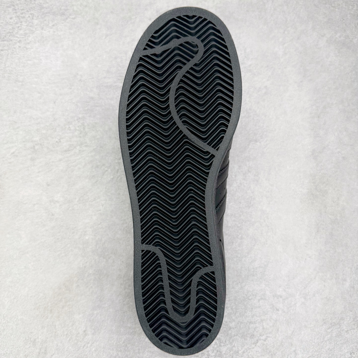 图片[9]-＃G版纯原 AD Originals Superstar 经典贝壳头休闲板鞋 EG4957 市面最完美的贝壳头版型 2024全新细节 注意区分旧版 随意对比市面 知名大厂出品 工厂个位数利润的单价 百分百全新货品 零氧化发霉 给足利润空间操作 独家控货 平台正单 全套原纸板楦头开发 每道工序同步公司流程 确保原汁原味 完美呈现原鞋版型 原厂高频磨具加持 精准内部资源对接 Logo字体百分百还原 全鞋电脑针车 Logo针车间距针数原版一致 皮料切割冲裁零瑕疵 原鞋一致含胶量超耐磨大底 大几率过验 不对比市面只对比原鞋 只服务最高端市场 诞生于1969年 是第一双将全皮面鞋 身与橡胶鞋头结合在一起的低帮篮球鞋 Superstar最开始 是作为高帮篮球鞋Pro Model的低帮版本而出现的 但因为其独特和醒目的橡胶鞋头造型而让大家熟知 被大家形象地称为\\\”shelltoe\\\”贝壳头 在70年代的美国职业篮球场上 接近3/4的NBA球员都将这双Superstar作为场上用鞋 80年代之后 经过不断的改良和发展 Superstar逐渐成为横跨时装、音乐、街头文化、休闲和运动等各大领域的时尚潮鞋 尺码：36 36.5 37 38 38.5 39 40 40.5 41 42 42.5 43 44 44.5 45 46-选品中心