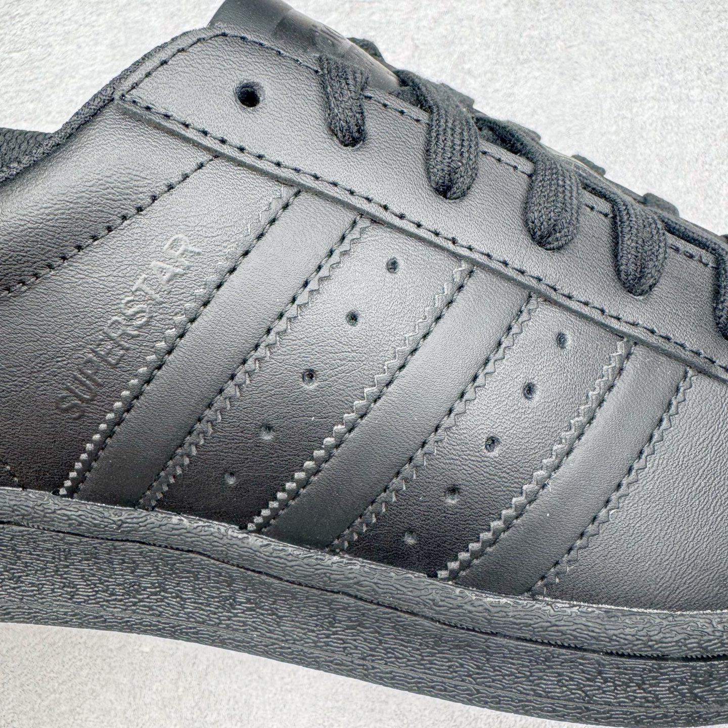 图片[18]-＃G版纯原 AD Originals Superstar 经典贝壳头休闲板鞋 EG4957 市面最完美的贝壳头版型 2024全新细节 注意区分旧版 随意对比市面 知名大厂出品 工厂个位数利润的单价 百分百全新货品 零氧化发霉 给足利润空间操作 独家控货 平台正单 全套原纸板楦头开发 每道工序同步公司流程 确保原汁原味 完美呈现原鞋版型 原厂高频磨具加持 精准内部资源对接 Logo字体百分百还原 全鞋电脑针车 Logo针车间距针数原版一致 皮料切割冲裁零瑕疵 原鞋一致含胶量超耐磨大底 大几率过验 不对比市面只对比原鞋 只服务最高端市场 诞生于1969年 是第一双将全皮面鞋 身与橡胶鞋头结合在一起的低帮篮球鞋 Superstar最开始 是作为高帮篮球鞋Pro Model的低帮版本而出现的 但因为其独特和醒目的橡胶鞋头造型而让大家熟知 被大家形象地称为\\\”shelltoe\\\”贝壳头 在70年代的美国职业篮球场上 接近3/4的NBA球员都将这双Superstar作为场上用鞋 80年代之后 经过不断的改良和发展 Superstar逐渐成为横跨时装、音乐、街头文化、休闲和运动等各大领域的时尚潮鞋 尺码：36 36.5 37 38 38.5 39 40 40.5 41 42 42.5 43 44 44.5 45 46-选品中心