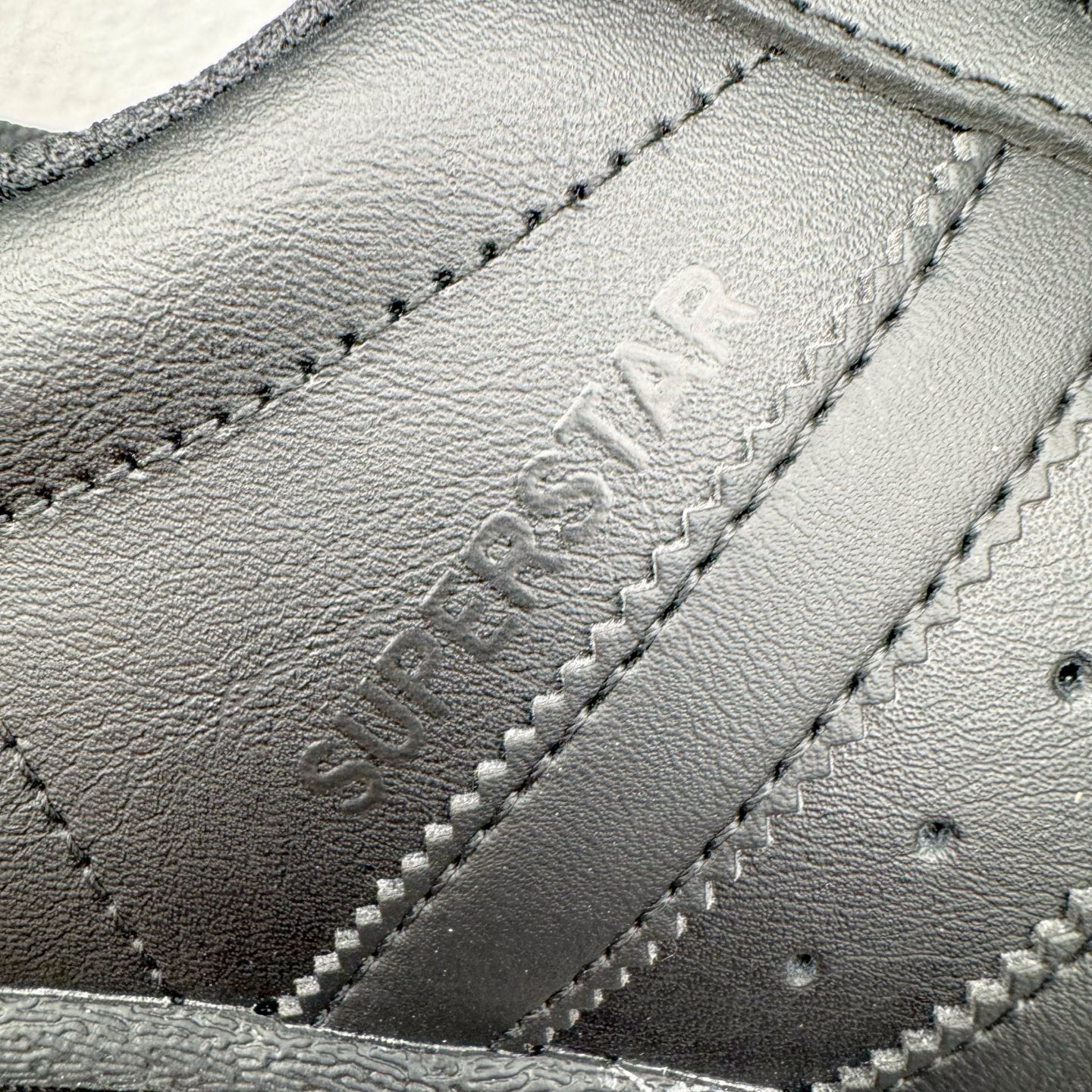 图片[17]-＃G版纯原 AD Originals Superstar 经典贝壳头休闲板鞋 EG4957 市面最完美的贝壳头版型 2024全新细节 注意区分旧版 随意对比市面 知名大厂出品 工厂个位数利润的单价 百分百全新货品 零氧化发霉 给足利润空间操作 独家控货 平台正单 全套原纸板楦头开发 每道工序同步公司流程 确保原汁原味 完美呈现原鞋版型 原厂高频磨具加持 精准内部资源对接 Logo字体百分百还原 全鞋电脑针车 Logo针车间距针数原版一致 皮料切割冲裁零瑕疵 原鞋一致含胶量超耐磨大底 大几率过验 不对比市面只对比原鞋 只服务最高端市场 诞生于1969年 是第一双将全皮面鞋 身与橡胶鞋头结合在一起的低帮篮球鞋 Superstar最开始 是作为高帮篮球鞋Pro Model的低帮版本而出现的 但因为其独特和醒目的橡胶鞋头造型而让大家熟知 被大家形象地称为\\\”shelltoe\\\”贝壳头 在70年代的美国职业篮球场上 接近3/4的NBA球员都将这双Superstar作为场上用鞋 80年代之后 经过不断的改良和发展 Superstar逐渐成为横跨时装、音乐、街头文化、休闲和运动等各大领域的时尚潮鞋 尺码：36 36.5 37 38 38.5 39 40 40.5 41 42 42.5 43 44 44.5 45 46-选品中心