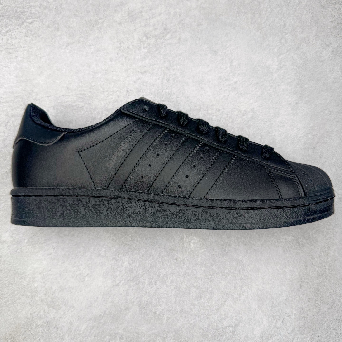 ＃G版纯原 AD Originals Superstar 经典贝壳头休闲板鞋 EG4957 市面最完美的贝壳头版型 2024全新细节 注意区分旧版 随意对比市面 知名大厂出品 工厂个位数利润的单价 百分百全新货品 零氧化发霉 给足利润空间操作 独家控货 平台正单 全套原纸板楦头开发 每道工序同步公司流程 确保原汁原味 完美呈现原鞋版型 原厂高频磨具加持 精准内部资源对接 Logo字体百分百还原 全鞋电脑针车 Logo针车间距针数原版一致 皮料切割冲裁零瑕疵 原鞋一致含胶量超耐磨大底 大几率过验 不对比市面只对比原鞋 只服务最高端市场 诞生于1969年 是第一双将全皮面鞋 身与橡胶鞋头结合在一起的低帮篮球鞋 Superstar最开始 是作为高帮篮球鞋Pro Model的低帮版本而出现的 但因为其独特和醒目的橡胶鞋头造型而让大家熟知 被大家形象地称为\\\”shelltoe\\\”贝壳头 在70年代的美国职业篮球场上 接近3/4的NBA球员都将这双Superstar作为场上用鞋 80年代之后 经过不断的改良和发展 Superstar逐渐成为横跨时装、音乐、街头文化、休闲和运动等各大领域的时尚潮鞋 尺码：36 36.5 37 38 38.5 39 40 40.5 41 42 42.5 43 44 44.5 45 46-选品中心