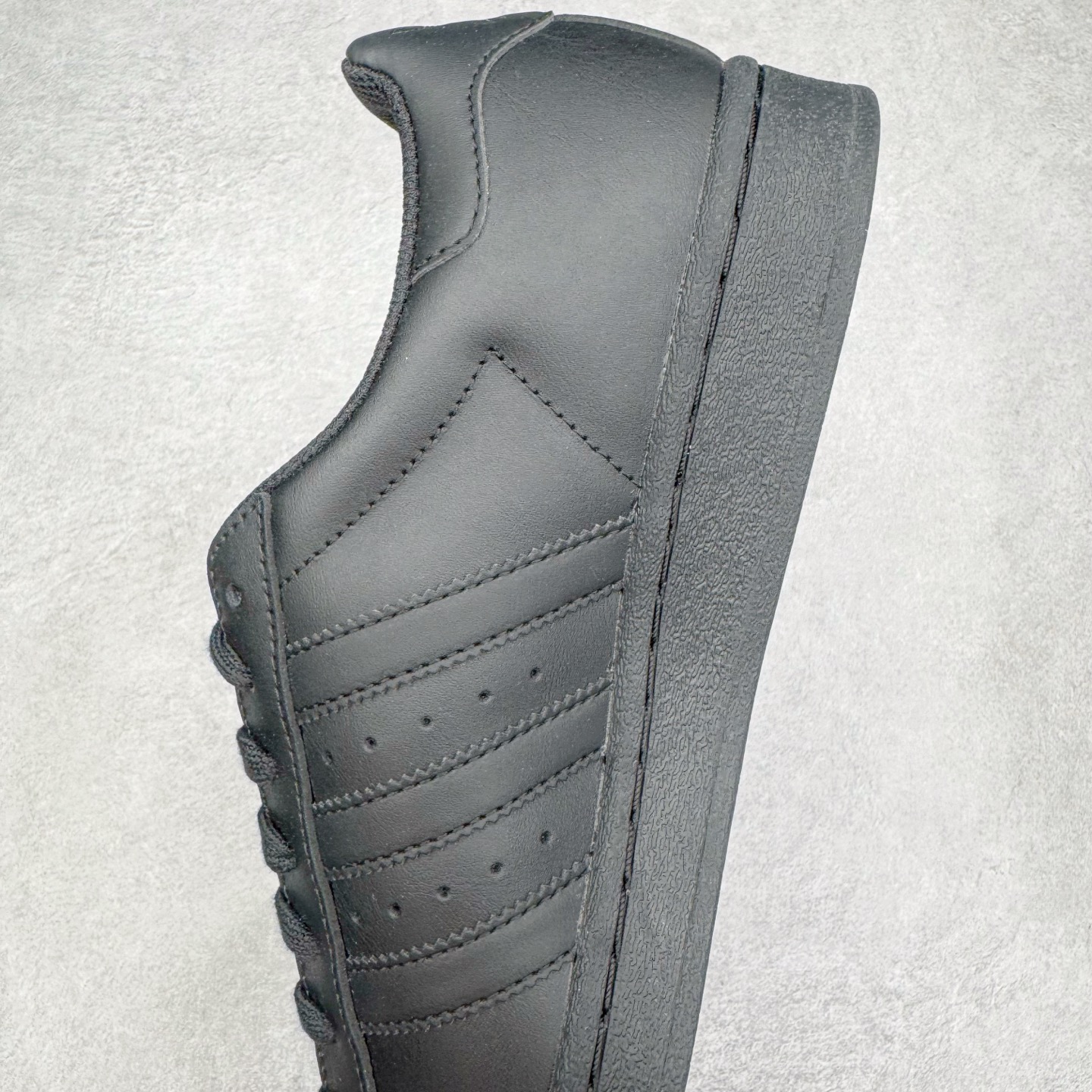 图片[7]-＃G版纯原 AD Originals Superstar 经典贝壳头休闲板鞋 EG4957 市面最完美的贝壳头版型 2024全新细节 注意区分旧版 随意对比市面 知名大厂出品 工厂个位数利润的单价 百分百全新货品 零氧化发霉 给足利润空间操作 独家控货 平台正单 全套原纸板楦头开发 每道工序同步公司流程 确保原汁原味 完美呈现原鞋版型 原厂高频磨具加持 精准内部资源对接 Logo字体百分百还原 全鞋电脑针车 Logo针车间距针数原版一致 皮料切割冲裁零瑕疵 原鞋一致含胶量超耐磨大底 大几率过验 不对比市面只对比原鞋 只服务最高端市场 诞生于1969年 是第一双将全皮面鞋 身与橡胶鞋头结合在一起的低帮篮球鞋 Superstar最开始 是作为高帮篮球鞋Pro Model的低帮版本而出现的 但因为其独特和醒目的橡胶鞋头造型而让大家熟知 被大家形象地称为\\\”shelltoe\\\”贝壳头 在70年代的美国职业篮球场上 接近3/4的NBA球员都将这双Superstar作为场上用鞋 80年代之后 经过不断的改良和发展 Superstar逐渐成为横跨时装、音乐、街头文化、休闲和运动等各大领域的时尚潮鞋 尺码：36 36.5 37 38 38.5 39 40 40.5 41 42 42.5 43 44 44.5 45 46-选品中心