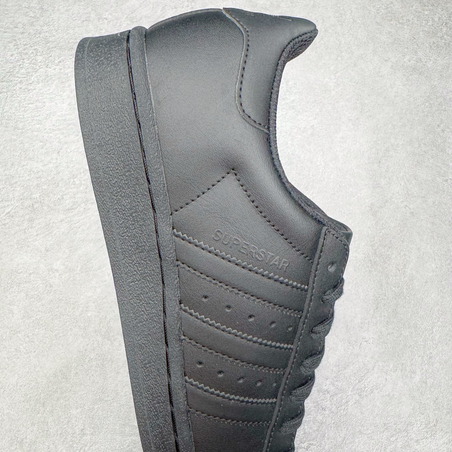 图片[6]-＃G版纯原 AD Originals Superstar 经典贝壳头休闲板鞋 EG4957 市面最完美的贝壳头版型 2024全新细节 注意区分旧版 随意对比市面 知名大厂出品 工厂个位数利润的单价 百分百全新货品 零氧化发霉 给足利润空间操作 独家控货 平台正单 全套原纸板楦头开发 每道工序同步公司流程 确保原汁原味 完美呈现原鞋版型 原厂高频磨具加持 精准内部资源对接 Logo字体百分百还原 全鞋电脑针车 Logo针车间距针数原版一致 皮料切割冲裁零瑕疵 原鞋一致含胶量超耐磨大底 大几率过验 不对比市面只对比原鞋 只服务最高端市场 诞生于1969年 是第一双将全皮面鞋 身与橡胶鞋头结合在一起的低帮篮球鞋 Superstar最开始 是作为高帮篮球鞋Pro Model的低帮版本而出现的 但因为其独特和醒目的橡胶鞋头造型而让大家熟知 被大家形象地称为\\\”shelltoe\\\”贝壳头 在70年代的美国职业篮球场上 接近3/4的NBA球员都将这双Superstar作为场上用鞋 80年代之后 经过不断的改良和发展 Superstar逐渐成为横跨时装、音乐、街头文化、休闲和运动等各大领域的时尚潮鞋 尺码：36 36.5 37 38 38.5 39 40 40.5 41 42 42.5 43 44 44.5 45 46-选品中心