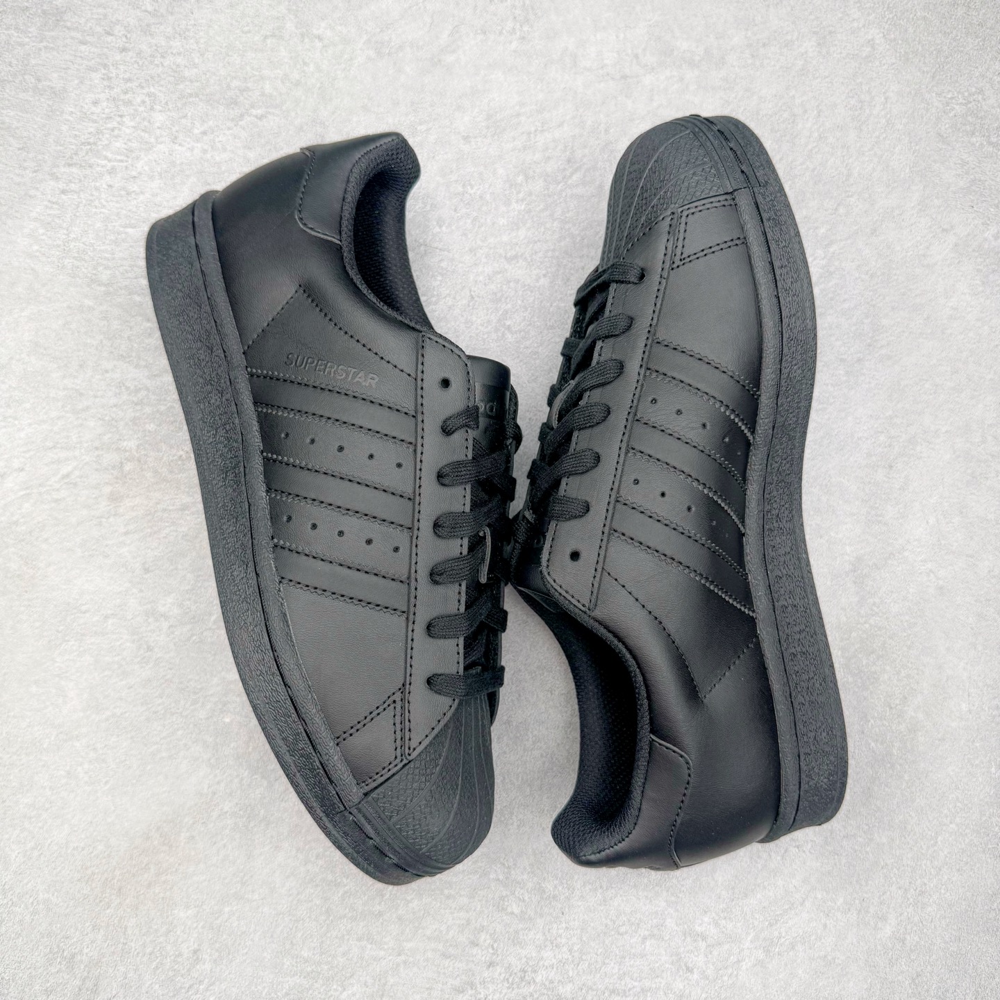 图片[3]-＃G版纯原 AD Originals Superstar 经典贝壳头休闲板鞋 EG4957 市面最完美的贝壳头版型 2024全新细节 注意区分旧版 随意对比市面 知名大厂出品 工厂个位数利润的单价 百分百全新货品 零氧化发霉 给足利润空间操作 独家控货 平台正单 全套原纸板楦头开发 每道工序同步公司流程 确保原汁原味 完美呈现原鞋版型 原厂高频磨具加持 精准内部资源对接 Logo字体百分百还原 全鞋电脑针车 Logo针车间距针数原版一致 皮料切割冲裁零瑕疵 原鞋一致含胶量超耐磨大底 大几率过验 不对比市面只对比原鞋 只服务最高端市场 诞生于1969年 是第一双将全皮面鞋 身与橡胶鞋头结合在一起的低帮篮球鞋 Superstar最开始 是作为高帮篮球鞋Pro Model的低帮版本而出现的 但因为其独特和醒目的橡胶鞋头造型而让大家熟知 被大家形象地称为\\\”shelltoe\\\”贝壳头 在70年代的美国职业篮球场上 接近3/4的NBA球员都将这双Superstar作为场上用鞋 80年代之后 经过不断的改良和发展 Superstar逐渐成为横跨时装、音乐、街头文化、休闲和运动等各大领域的时尚潮鞋 尺码：36 36.5 37 38 38.5 39 40 40.5 41 42 42.5 43 44 44.5 45 46-选品中心