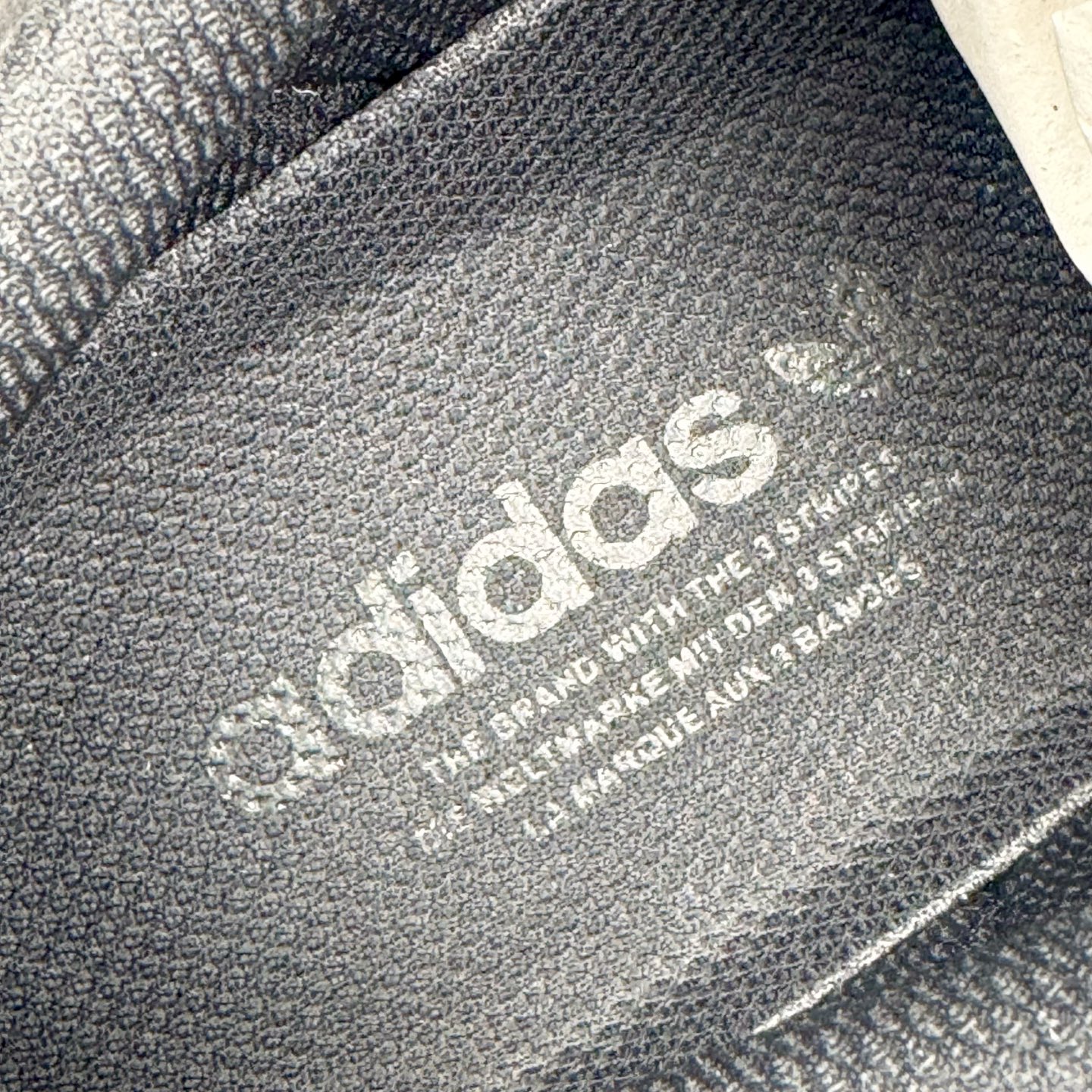 图片[11]-＃G版纯原 AD Originals Superstar 经典贝壳头休闲板鞋 EG4957 市面最完美的贝壳头版型 2024全新细节 注意区分旧版 随意对比市面 知名大厂出品 工厂个位数利润的单价 百分百全新货品 零氧化发霉 给足利润空间操作 独家控货 平台正单 全套原纸板楦头开发 每道工序同步公司流程 确保原汁原味 完美呈现原鞋版型 原厂高频磨具加持 精准内部资源对接 Logo字体百分百还原 全鞋电脑针车 Logo针车间距针数原版一致 皮料切割冲裁零瑕疵 原鞋一致含胶量超耐磨大底 大几率过验 不对比市面只对比原鞋 只服务最高端市场 诞生于1969年 是第一双将全皮面鞋 身与橡胶鞋头结合在一起的低帮篮球鞋 Superstar最开始 是作为高帮篮球鞋Pro Model的低帮版本而出现的 但因为其独特和醒目的橡胶鞋头造型而让大家熟知 被大家形象地称为\\\”shelltoe\\\”贝壳头 在70年代的美国职业篮球场上 接近3/4的NBA球员都将这双Superstar作为场上用鞋 80年代之后 经过不断的改良和发展 Superstar逐渐成为横跨时装、音乐、街头文化、休闲和运动等各大领域的时尚潮鞋 尺码：36 36.5 37 38 38.5 39 40 40.5 41 42 42.5 43 44 44.5 45 46-选品中心