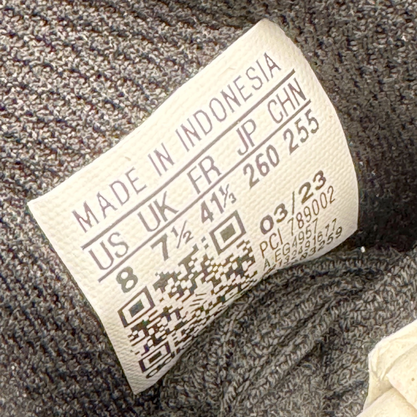 图片[12]-＃G版纯原 AD Originals Superstar 经典贝壳头休闲板鞋 EG4957 市面最完美的贝壳头版型 2024全新细节 注意区分旧版 随意对比市面 知名大厂出品 工厂个位数利润的单价 百分百全新货品 零氧化发霉 给足利润空间操作 独家控货 平台正单 全套原纸板楦头开发 每道工序同步公司流程 确保原汁原味 完美呈现原鞋版型 原厂高频磨具加持 精准内部资源对接 Logo字体百分百还原 全鞋电脑针车 Logo针车间距针数原版一致 皮料切割冲裁零瑕疵 原鞋一致含胶量超耐磨大底 大几率过验 不对比市面只对比原鞋 只服务最高端市场 诞生于1969年 是第一双将全皮面鞋 身与橡胶鞋头结合在一起的低帮篮球鞋 Superstar最开始 是作为高帮篮球鞋Pro Model的低帮版本而出现的 但因为其独特和醒目的橡胶鞋头造型而让大家熟知 被大家形象地称为\\\”shelltoe\\\”贝壳头 在70年代的美国职业篮球场上 接近3/4的NBA球员都将这双Superstar作为场上用鞋 80年代之后 经过不断的改良和发展 Superstar逐渐成为横跨时装、音乐、街头文化、休闲和运动等各大领域的时尚潮鞋 尺码：36 36.5 37 38 38.5 39 40 40.5 41 42 42.5 43 44 44.5 45 46-选品中心