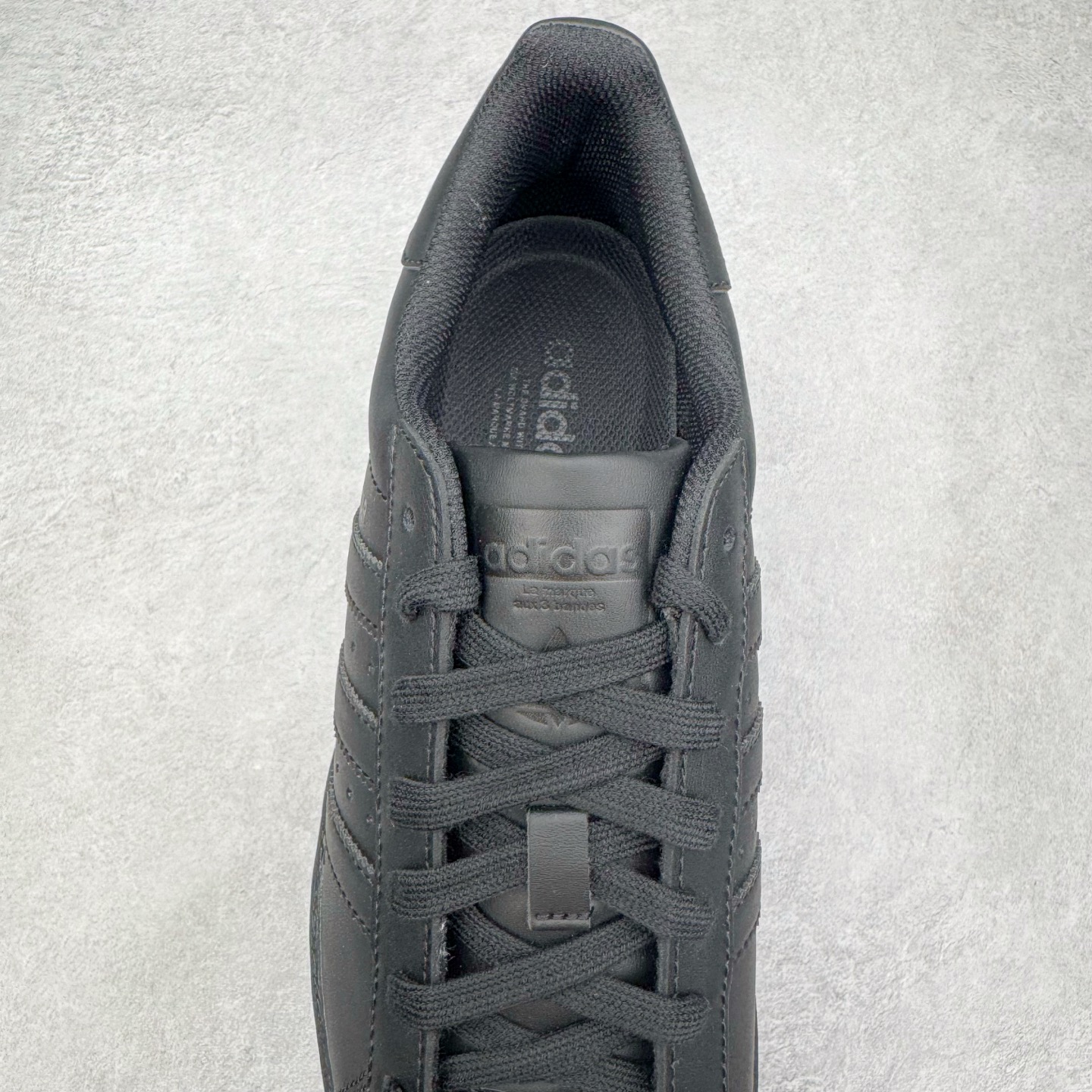 图片[5]-＃G版纯原 AD Originals Superstar 经典贝壳头休闲板鞋 EG4957 市面最完美的贝壳头版型 2024全新细节 注意区分旧版 随意对比市面 知名大厂出品 工厂个位数利润的单价 百分百全新货品 零氧化发霉 给足利润空间操作 独家控货 平台正单 全套原纸板楦头开发 每道工序同步公司流程 确保原汁原味 完美呈现原鞋版型 原厂高频磨具加持 精准内部资源对接 Logo字体百分百还原 全鞋电脑针车 Logo针车间距针数原版一致 皮料切割冲裁零瑕疵 原鞋一致含胶量超耐磨大底 大几率过验 不对比市面只对比原鞋 只服务最高端市场 诞生于1969年 是第一双将全皮面鞋 身与橡胶鞋头结合在一起的低帮篮球鞋 Superstar最开始 是作为高帮篮球鞋Pro Model的低帮版本而出现的 但因为其独特和醒目的橡胶鞋头造型而让大家熟知 被大家形象地称为\\\”shelltoe\\\”贝壳头 在70年代的美国职业篮球场上 接近3/4的NBA球员都将这双Superstar作为场上用鞋 80年代之后 经过不断的改良和发展 Superstar逐渐成为横跨时装、音乐、街头文化、休闲和运动等各大领域的时尚潮鞋 尺码：36 36.5 37 38 38.5 39 40 40.5 41 42 42.5 43 44 44.5 45 46-选品中心