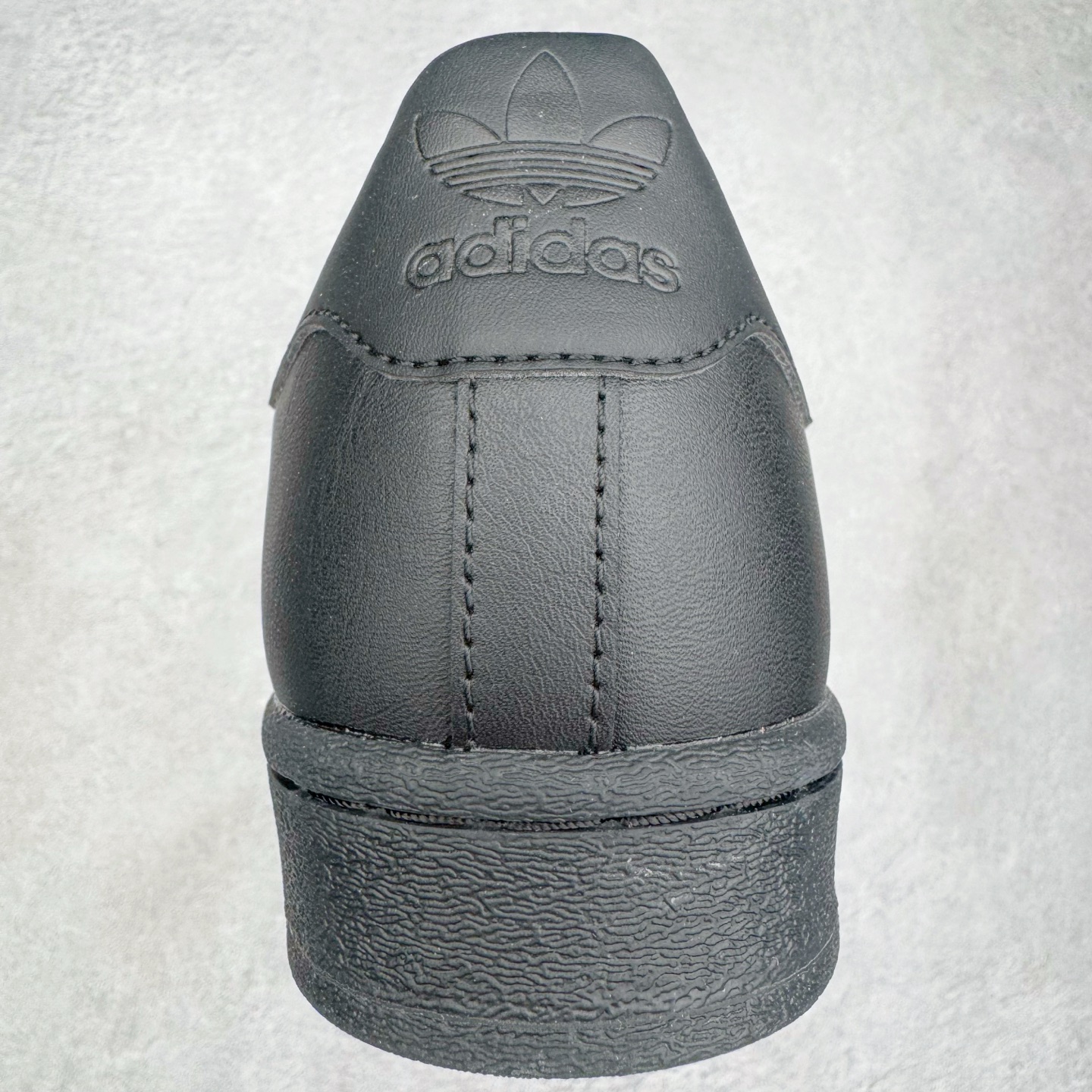 图片[8]-＃G版纯原 AD Originals Superstar 经典贝壳头休闲板鞋 EG4957 市面最完美的贝壳头版型 2024全新细节 注意区分旧版 随意对比市面 知名大厂出品 工厂个位数利润的单价 百分百全新货品 零氧化发霉 给足利润空间操作 独家控货 平台正单 全套原纸板楦头开发 每道工序同步公司流程 确保原汁原味 完美呈现原鞋版型 原厂高频磨具加持 精准内部资源对接 Logo字体百分百还原 全鞋电脑针车 Logo针车间距针数原版一致 皮料切割冲裁零瑕疵 原鞋一致含胶量超耐磨大底 大几率过验 不对比市面只对比原鞋 只服务最高端市场 诞生于1969年 是第一双将全皮面鞋 身与橡胶鞋头结合在一起的低帮篮球鞋 Superstar最开始 是作为高帮篮球鞋Pro Model的低帮版本而出现的 但因为其独特和醒目的橡胶鞋头造型而让大家熟知 被大家形象地称为\\\”shelltoe\\\”贝壳头 在70年代的美国职业篮球场上 接近3/4的NBA球员都将这双Superstar作为场上用鞋 80年代之后 经过不断的改良和发展 Superstar逐渐成为横跨时装、音乐、街头文化、休闲和运动等各大领域的时尚潮鞋 尺码：36 36.5 37 38 38.5 39 40 40.5 41 42 42.5 43 44 44.5 45 46-选品中心