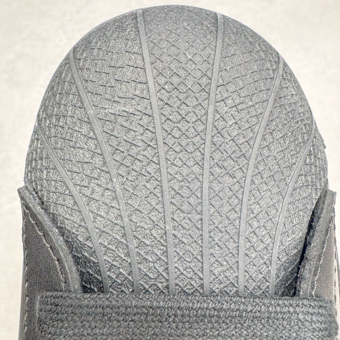 图片[14]-＃G版纯原 AD Originals Superstar 经典贝壳头休闲板鞋 EG4957 市面最完美的贝壳头版型 2024全新细节 注意区分旧版 随意对比市面 知名大厂出品 工厂个位数利润的单价 百分百全新货品 零氧化发霉 给足利润空间操作 独家控货 平台正单 全套原纸板楦头开发 每道工序同步公司流程 确保原汁原味 完美呈现原鞋版型 原厂高频磨具加持 精准内部资源对接 Logo字体百分百还原 全鞋电脑针车 Logo针车间距针数原版一致 皮料切割冲裁零瑕疵 原鞋一致含胶量超耐磨大底 大几率过验 不对比市面只对比原鞋 只服务最高端市场 诞生于1969年 是第一双将全皮面鞋 身与橡胶鞋头结合在一起的低帮篮球鞋 Superstar最开始 是作为高帮篮球鞋Pro Model的低帮版本而出现的 但因为其独特和醒目的橡胶鞋头造型而让大家熟知 被大家形象地称为\\\”shelltoe\\\”贝壳头 在70年代的美国职业篮球场上 接近3/4的NBA球员都将这双Superstar作为场上用鞋 80年代之后 经过不断的改良和发展 Superstar逐渐成为横跨时装、音乐、街头文化、休闲和运动等各大领域的时尚潮鞋 尺码：36 36.5 37 38 38.5 39 40 40.5 41 42 42.5 43 44 44.5 45 46-选品中心