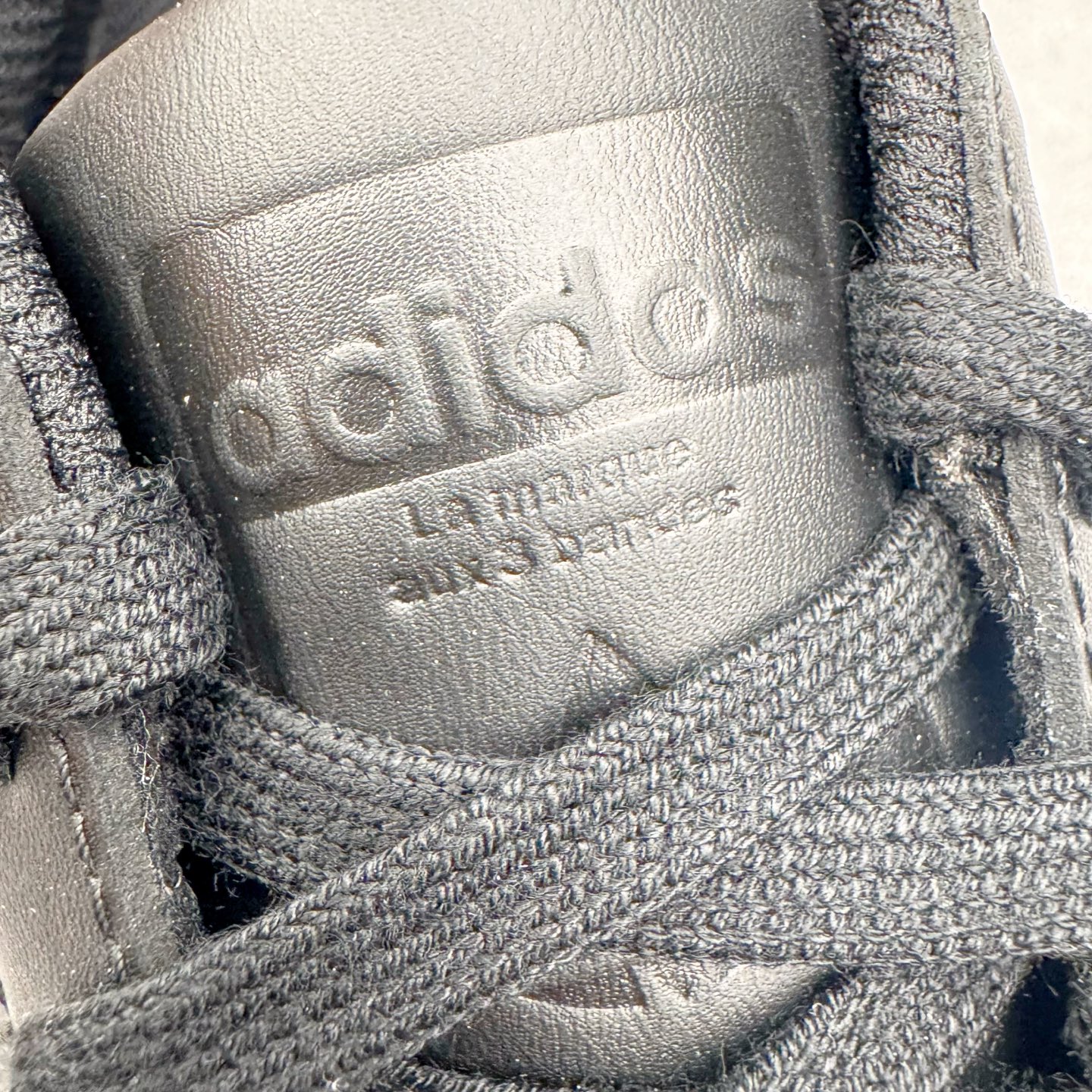 图片[13]-＃G版纯原 AD Originals Superstar 经典贝壳头休闲板鞋 EG4957 市面最完美的贝壳头版型 2024全新细节 注意区分旧版 随意对比市面 知名大厂出品 工厂个位数利润的单价 百分百全新货品 零氧化发霉 给足利润空间操作 独家控货 平台正单 全套原纸板楦头开发 每道工序同步公司流程 确保原汁原味 完美呈现原鞋版型 原厂高频磨具加持 精准内部资源对接 Logo字体百分百还原 全鞋电脑针车 Logo针车间距针数原版一致 皮料切割冲裁零瑕疵 原鞋一致含胶量超耐磨大底 大几率过验 不对比市面只对比原鞋 只服务最高端市场 诞生于1969年 是第一双将全皮面鞋 身与橡胶鞋头结合在一起的低帮篮球鞋 Superstar最开始 是作为高帮篮球鞋Pro Model的低帮版本而出现的 但因为其独特和醒目的橡胶鞋头造型而让大家熟知 被大家形象地称为\\\”shelltoe\\\”贝壳头 在70年代的美国职业篮球场上 接近3/4的NBA球员都将这双Superstar作为场上用鞋 80年代之后 经过不断的改良和发展 Superstar逐渐成为横跨时装、音乐、街头文化、休闲和运动等各大领域的时尚潮鞋 尺码：36 36.5 37 38 38.5 39 40 40.5 41 42 42.5 43 44 44.5 45 46-选品中心