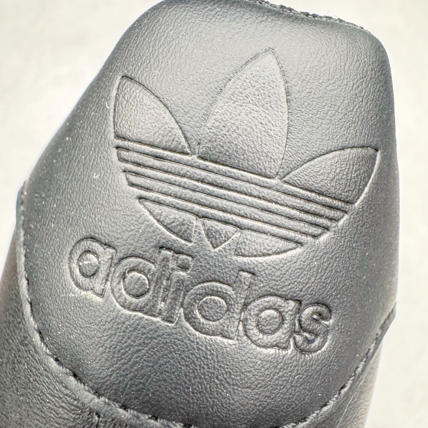 图片[15]-＃G版纯原 AD Originals Superstar 经典贝壳头休闲板鞋 EG4957 市面最完美的贝壳头版型 2024全新细节 注意区分旧版 随意对比市面 知名大厂出品 工厂个位数利润的单价 百分百全新货品 零氧化发霉 给足利润空间操作 独家控货 平台正单 全套原纸板楦头开发 每道工序同步公司流程 确保原汁原味 完美呈现原鞋版型 原厂高频磨具加持 精准内部资源对接 Logo字体百分百还原 全鞋电脑针车 Logo针车间距针数原版一致 皮料切割冲裁零瑕疵 原鞋一致含胶量超耐磨大底 大几率过验 不对比市面只对比原鞋 只服务最高端市场 诞生于1969年 是第一双将全皮面鞋 身与橡胶鞋头结合在一起的低帮篮球鞋 Superstar最开始 是作为高帮篮球鞋Pro Model的低帮版本而出现的 但因为其独特和醒目的橡胶鞋头造型而让大家熟知 被大家形象地称为\\\”shelltoe\\\”贝壳头 在70年代的美国职业篮球场上 接近3/4的NBA球员都将这双Superstar作为场上用鞋 80年代之后 经过不断的改良和发展 Superstar逐渐成为横跨时装、音乐、街头文化、休闲和运动等各大领域的时尚潮鞋 尺码：36 36.5 37 38 38.5 39 40 40.5 41 42 42.5 43 44 44.5 45 46-选品中心