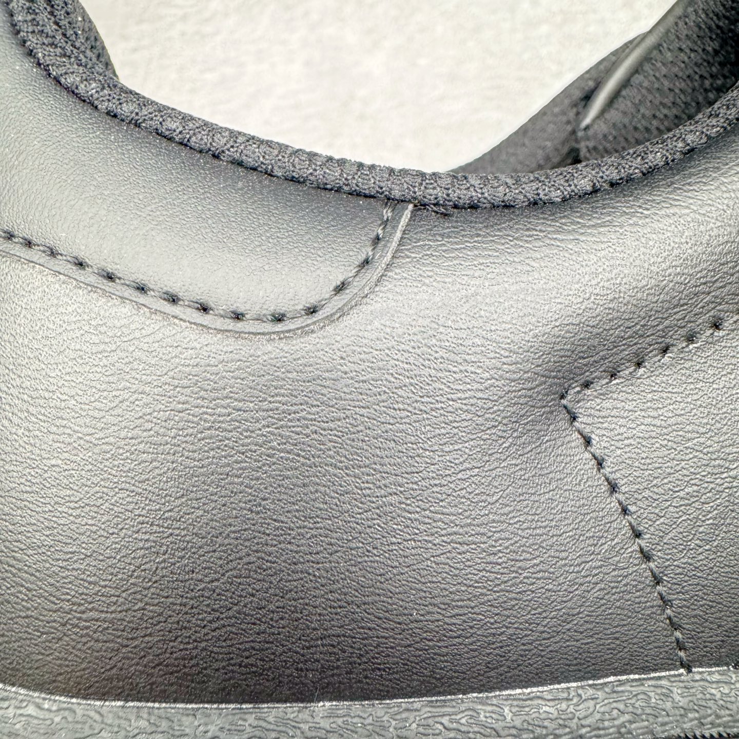 图片[16]-＃G版纯原 AD Originals Superstar 经典贝壳头休闲板鞋 EG4957 市面最完美的贝壳头版型 2024全新细节 注意区分旧版 随意对比市面 知名大厂出品 工厂个位数利润的单价 百分百全新货品 零氧化发霉 给足利润空间操作 独家控货 平台正单 全套原纸板楦头开发 每道工序同步公司流程 确保原汁原味 完美呈现原鞋版型 原厂高频磨具加持 精准内部资源对接 Logo字体百分百还原 全鞋电脑针车 Logo针车间距针数原版一致 皮料切割冲裁零瑕疵 原鞋一致含胶量超耐磨大底 大几率过验 不对比市面只对比原鞋 只服务最高端市场 诞生于1969年 是第一双将全皮面鞋 身与橡胶鞋头结合在一起的低帮篮球鞋 Superstar最开始 是作为高帮篮球鞋Pro Model的低帮版本而出现的 但因为其独特和醒目的橡胶鞋头造型而让大家熟知 被大家形象地称为\\\”shelltoe\\\”贝壳头 在70年代的美国职业篮球场上 接近3/4的NBA球员都将这双Superstar作为场上用鞋 80年代之后 经过不断的改良和发展 Superstar逐渐成为横跨时装、音乐、街头文化、休闲和运动等各大领域的时尚潮鞋 尺码：36 36.5 37 38 38.5 39 40 40.5 41 42 42.5 43 44 44.5 45 46-选品中心