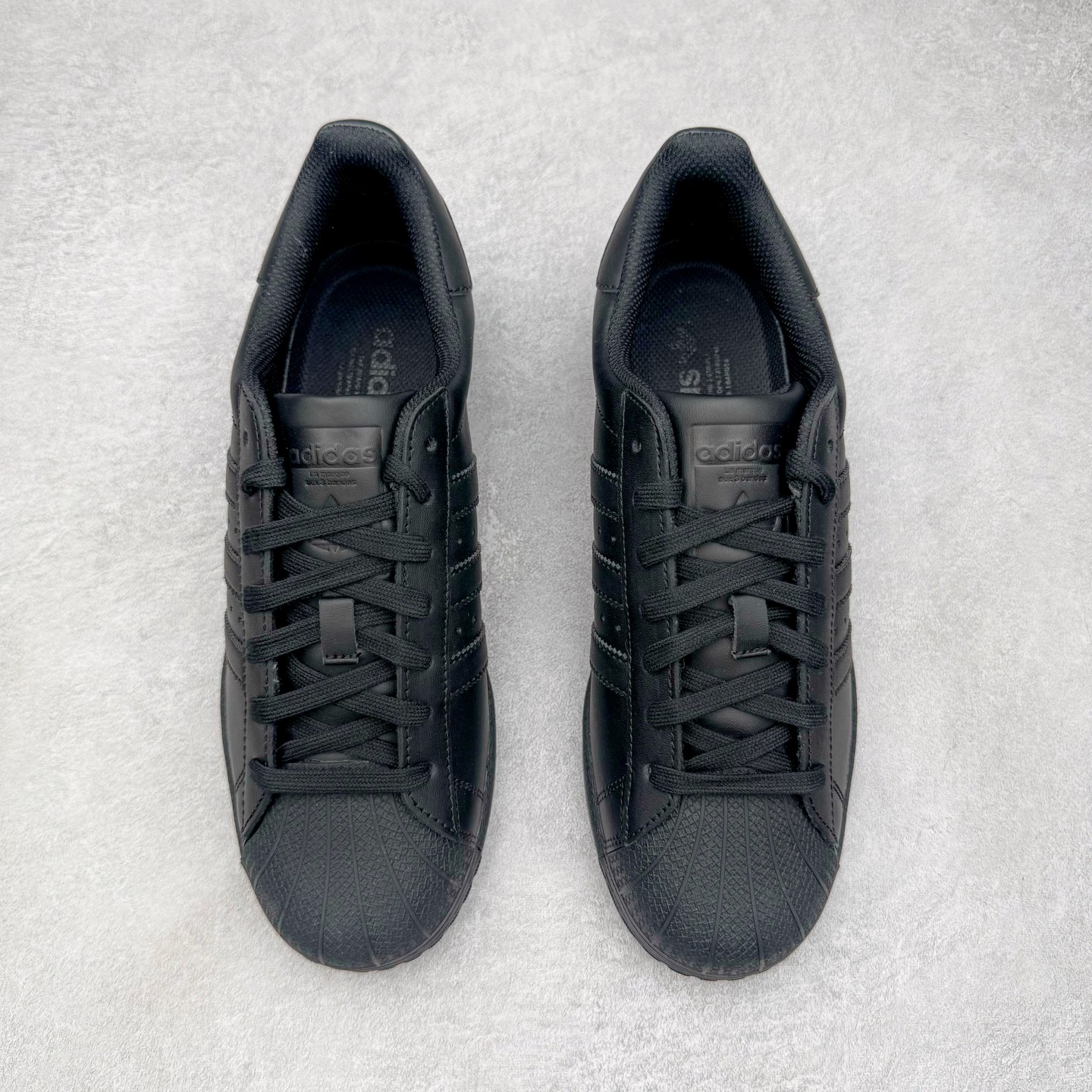 图片[2]-＃G版纯原 AD Originals Superstar 经典贝壳头休闲板鞋 EG4957 市面最完美的贝壳头版型 2024全新细节 注意区分旧版 随意对比市面 知名大厂出品 工厂个位数利润的单价 百分百全新货品 零氧化发霉 给足利润空间操作 独家控货 平台正单 全套原纸板楦头开发 每道工序同步公司流程 确保原汁原味 完美呈现原鞋版型 原厂高频磨具加持 精准内部资源对接 Logo字体百分百还原 全鞋电脑针车 Logo针车间距针数原版一致 皮料切割冲裁零瑕疵 原鞋一致含胶量超耐磨大底 大几率过验 不对比市面只对比原鞋 只服务最高端市场 诞生于1969年 是第一双将全皮面鞋 身与橡胶鞋头结合在一起的低帮篮球鞋 Superstar最开始 是作为高帮篮球鞋Pro Model的低帮版本而出现的 但因为其独特和醒目的橡胶鞋头造型而让大家熟知 被大家形象地称为\\\”shelltoe\\\”贝壳头 在70年代的美国职业篮球场上 接近3/4的NBA球员都将这双Superstar作为场上用鞋 80年代之后 经过不断的改良和发展 Superstar逐渐成为横跨时装、音乐、街头文化、休闲和运动等各大领域的时尚潮鞋 尺码：36 36.5 37 38 38.5 39 40 40.5 41 42 42.5 43 44 44.5 45 46-选品中心