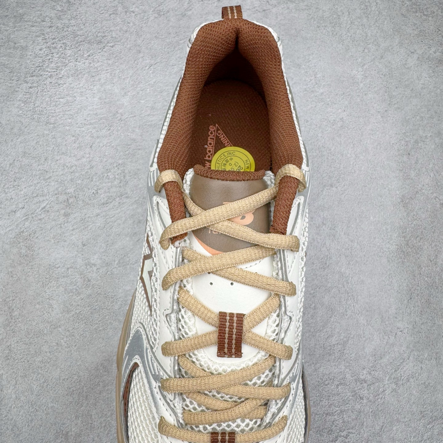 图片[5]-＃G版纯原 New Balance MR530NI NB新百伦复古透气跑步鞋 全套原楦原纸板原厂数据开发 同步原鞋一次Model大底 全鞋电脑针车加持 原厂网布TPU高频工艺 正确中底拉帮 高密度丽新布中底 抛弃过往以皮革为主的人气轮廓 以极具复古风范的跑鞋外观呈现 设计上全鞋以简约清爽的纯白色作基底 鞋身覆盖大面积织物网眼材质 并于鞋头、鞋带孔眼片等细节处点缀对比鲜明的反光银镀层凸显 鞋舌、侧身等位置则辅以一贯的「N」字标志和品牌徽标彰显身份 最后通过搭载的 ABZORB 缓震中底完善整体造型 尺码：36 37 37.5 38 38.5 39.5 40 40.5 41.5 42 42.5 43 44 44.5 45 45.5 46.5 47-选品中心