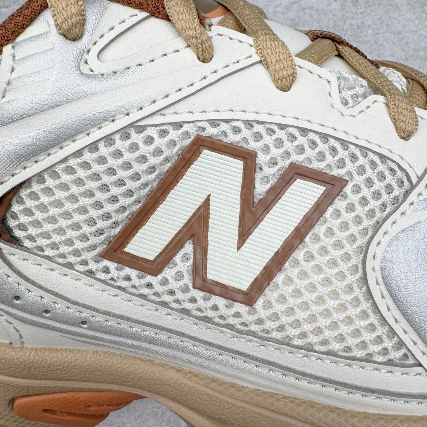 图片[15]-＃G版纯原 New Balance MR530NI NB新百伦复古透气跑步鞋 全套原楦原纸板原厂数据开发 同步原鞋一次Model大底 全鞋电脑针车加持 原厂网布TPU高频工艺 正确中底拉帮 高密度丽新布中底 抛弃过往以皮革为主的人气轮廓 以极具复古风范的跑鞋外观呈现 设计上全鞋以简约清爽的纯白色作基底 鞋身覆盖大面积织物网眼材质 并于鞋头、鞋带孔眼片等细节处点缀对比鲜明的反光银镀层凸显 鞋舌、侧身等位置则辅以一贯的「N」字标志和品牌徽标彰显身份 最后通过搭载的 ABZORB 缓震中底完善整体造型 尺码：36 37 37.5 38 38.5 39.5 40 40.5 41.5 42 42.5 43 44 44.5 45 45.5 46.5 47-选品中心