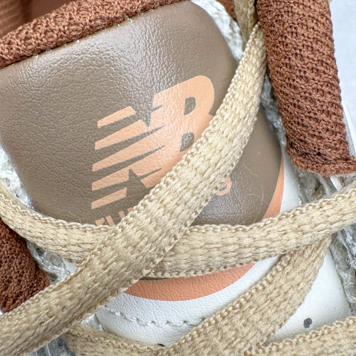 图片[13]-＃G版纯原 New Balance MR530NI NB新百伦复古透气跑步鞋 全套原楦原纸板原厂数据开发 同步原鞋一次Model大底 全鞋电脑针车加持 原厂网布TPU高频工艺 正确中底拉帮 高密度丽新布中底 抛弃过往以皮革为主的人气轮廓 以极具复古风范的跑鞋外观呈现 设计上全鞋以简约清爽的纯白色作基底 鞋身覆盖大面积织物网眼材质 并于鞋头、鞋带孔眼片等细节处点缀对比鲜明的反光银镀层凸显 鞋舌、侧身等位置则辅以一贯的「N」字标志和品牌徽标彰显身份 最后通过搭载的 ABZORB 缓震中底完善整体造型 尺码：36 37 37.5 38 38.5 39.5 40 40.5 41.5 42 42.5 43 44 44.5 45 45.5 46.5 47-选品中心