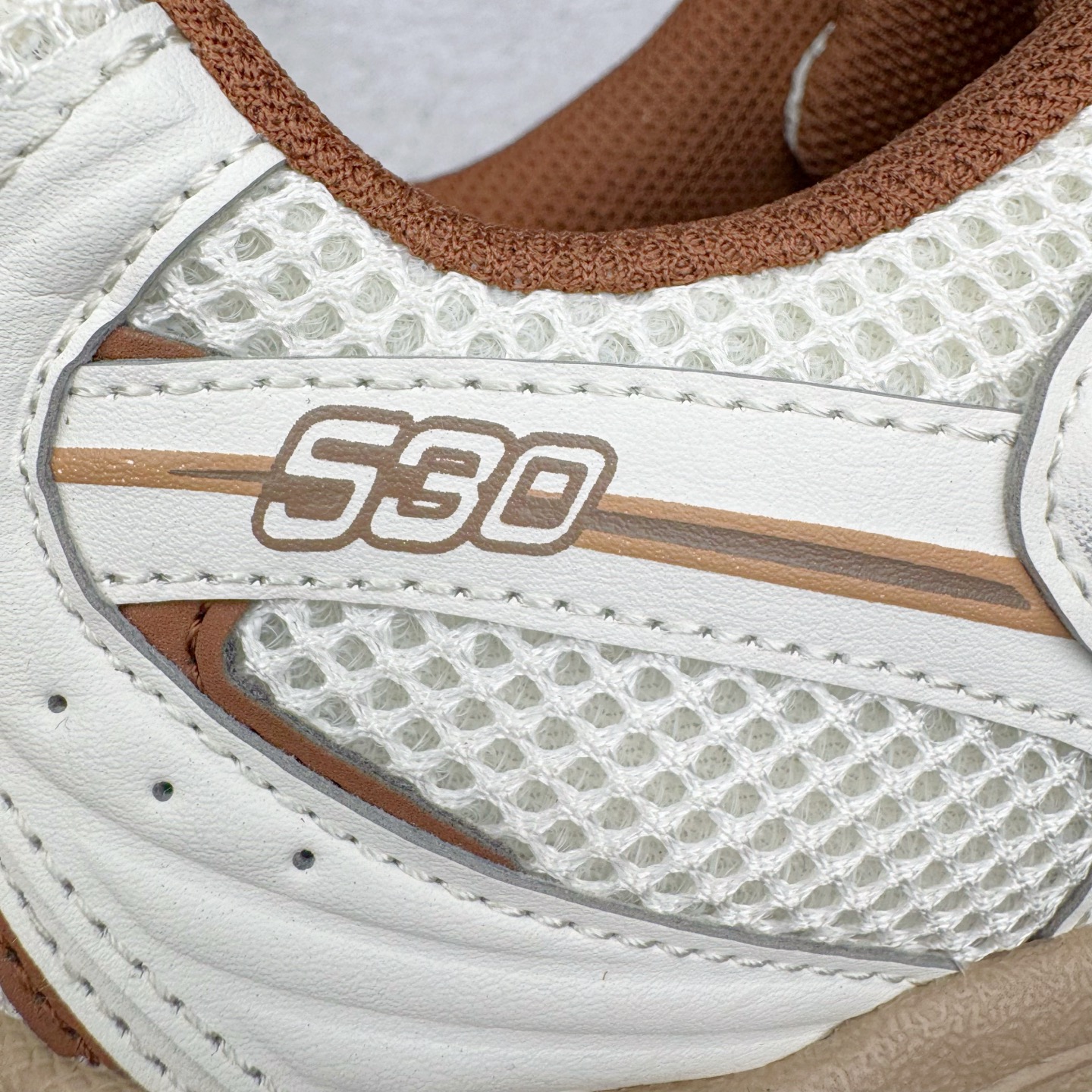 图片[16]-＃G版纯原 New Balance MR530NI NB新百伦复古透气跑步鞋 全套原楦原纸板原厂数据开发 同步原鞋一次Model大底 全鞋电脑针车加持 原厂网布TPU高频工艺 正确中底拉帮 高密度丽新布中底 抛弃过往以皮革为主的人气轮廓 以极具复古风范的跑鞋外观呈现 设计上全鞋以简约清爽的纯白色作基底 鞋身覆盖大面积织物网眼材质 并于鞋头、鞋带孔眼片等细节处点缀对比鲜明的反光银镀层凸显 鞋舌、侧身等位置则辅以一贯的「N」字标志和品牌徽标彰显身份 最后通过搭载的 ABZORB 缓震中底完善整体造型 尺码：36 37 37.5 38 38.5 39.5 40 40.5 41.5 42 42.5 43 44 44.5 45 45.5 46.5 47-选品中心