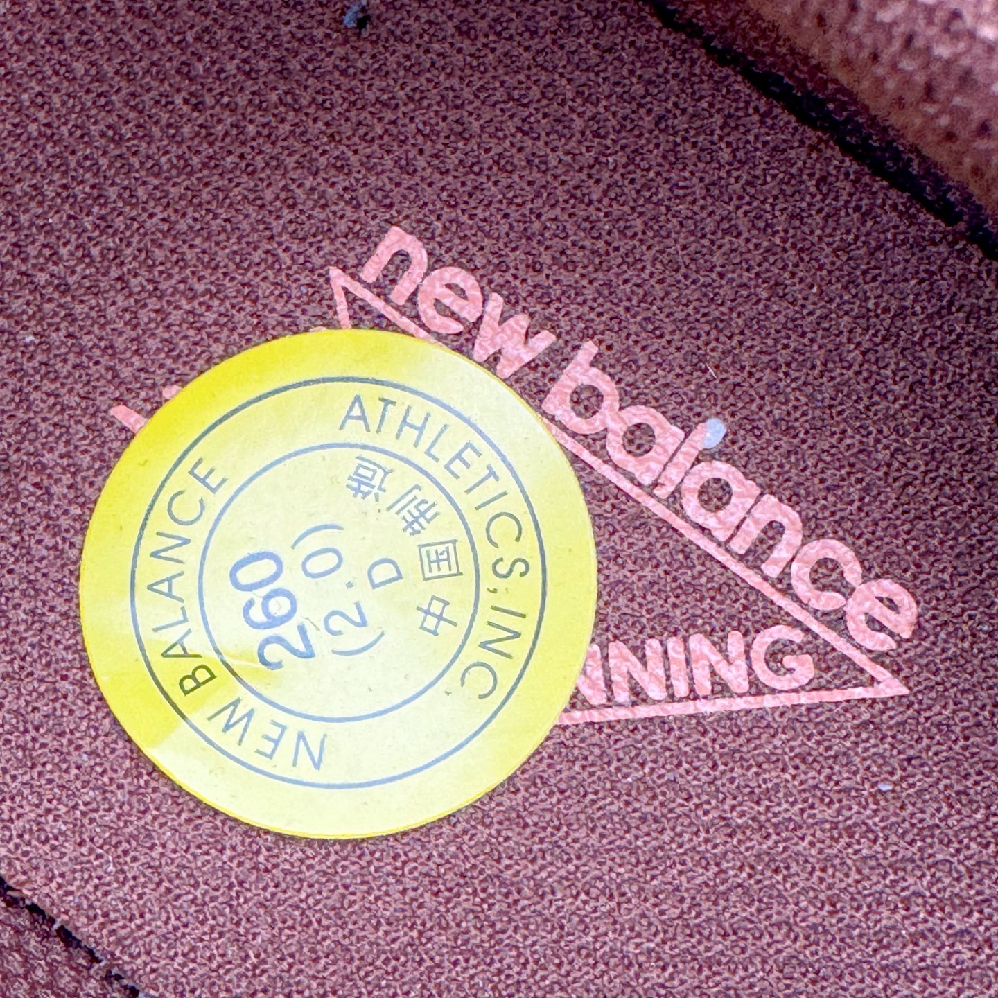 图片[11]-＃G版纯原 New Balance MR530NI NB新百伦复古透气跑步鞋 全套原楦原纸板原厂数据开发 同步原鞋一次Model大底 全鞋电脑针车加持 原厂网布TPU高频工艺 正确中底拉帮 高密度丽新布中底 抛弃过往以皮革为主的人气轮廓 以极具复古风范的跑鞋外观呈现 设计上全鞋以简约清爽的纯白色作基底 鞋身覆盖大面积织物网眼材质 并于鞋头、鞋带孔眼片等细节处点缀对比鲜明的反光银镀层凸显 鞋舌、侧身等位置则辅以一贯的「N」字标志和品牌徽标彰显身份 最后通过搭载的 ABZORB 缓震中底完善整体造型 尺码：36 37 37.5 38 38.5 39.5 40 40.5 41.5 42 42.5 43 44 44.5 45 45.5 46.5 47-选品中心