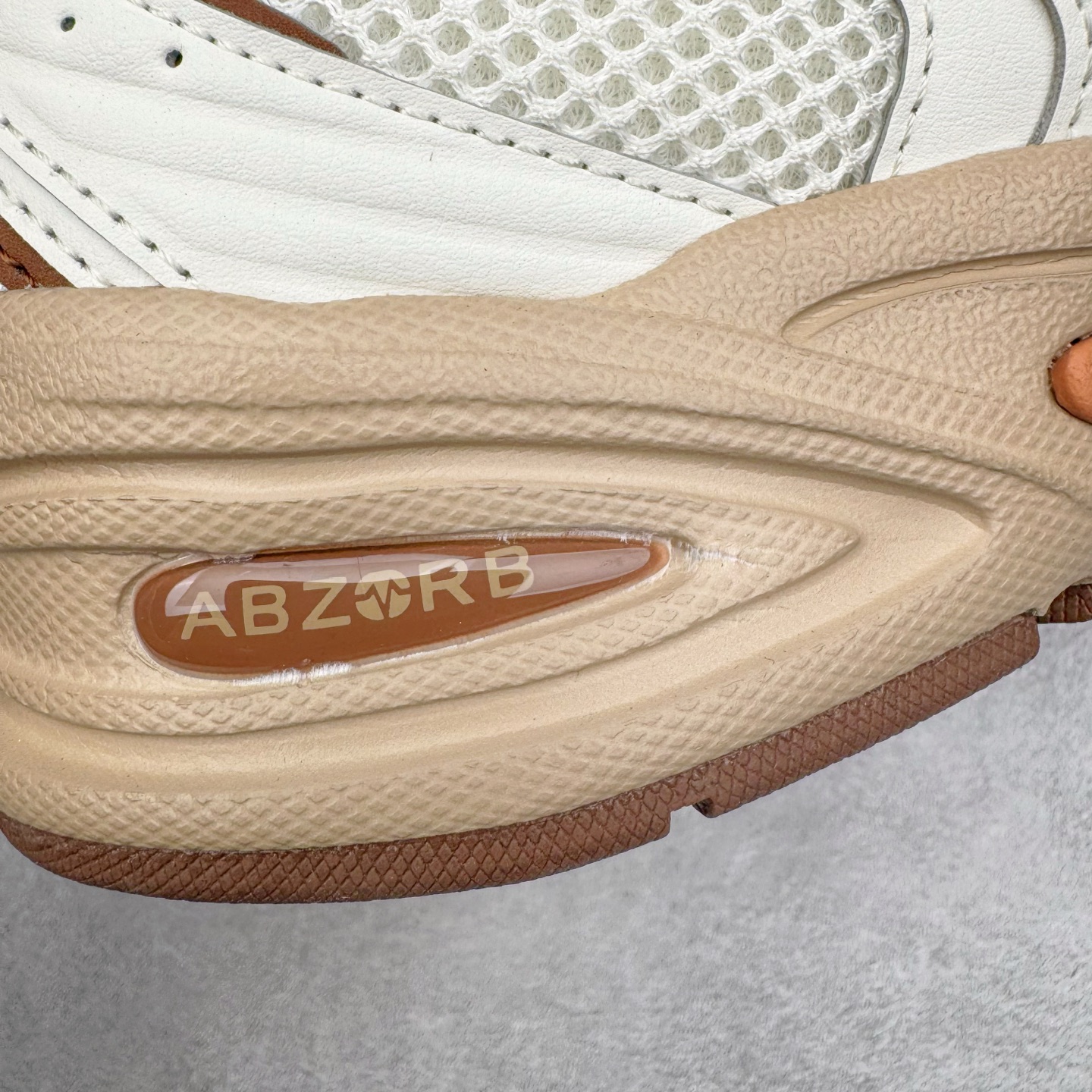 图片[17]-＃G版纯原 New Balance MR530NI NB新百伦复古透气跑步鞋 全套原楦原纸板原厂数据开发 同步原鞋一次Model大底 全鞋电脑针车加持 原厂网布TPU高频工艺 正确中底拉帮 高密度丽新布中底 抛弃过往以皮革为主的人气轮廓 以极具复古风范的跑鞋外观呈现 设计上全鞋以简约清爽的纯白色作基底 鞋身覆盖大面积织物网眼材质 并于鞋头、鞋带孔眼片等细节处点缀对比鲜明的反光银镀层凸显 鞋舌、侧身等位置则辅以一贯的「N」字标志和品牌徽标彰显身份 最后通过搭载的 ABZORB 缓震中底完善整体造型 尺码：36 37 37.5 38 38.5 39.5 40 40.5 41.5 42 42.5 43 44 44.5 45 45.5 46.5 47-选品中心