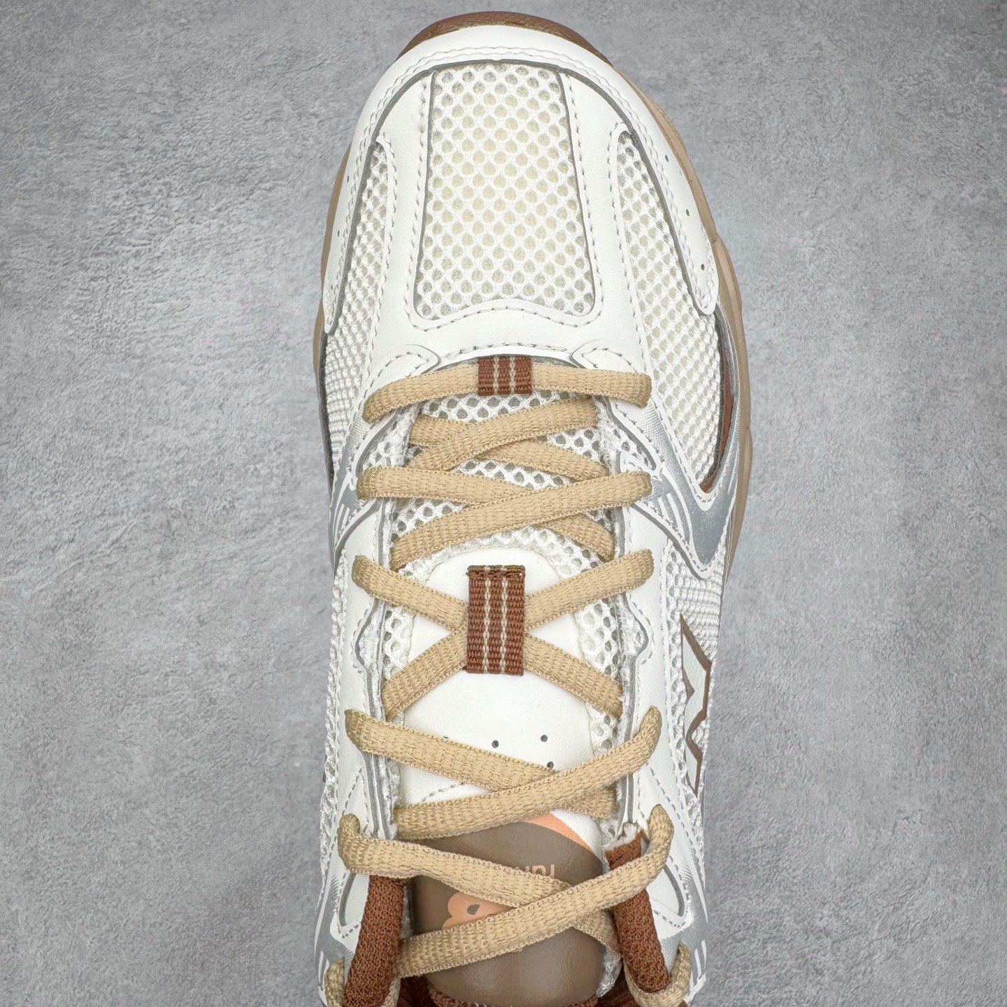 图片[4]-＃G版纯原 New Balance MR530NI NB新百伦复古透气跑步鞋 全套原楦原纸板原厂数据开发 同步原鞋一次Model大底 全鞋电脑针车加持 原厂网布TPU高频工艺 正确中底拉帮 高密度丽新布中底 抛弃过往以皮革为主的人气轮廓 以极具复古风范的跑鞋外观呈现 设计上全鞋以简约清爽的纯白色作基底 鞋身覆盖大面积织物网眼材质 并于鞋头、鞋带孔眼片等细节处点缀对比鲜明的反光银镀层凸显 鞋舌、侧身等位置则辅以一贯的「N」字标志和品牌徽标彰显身份 最后通过搭载的 ABZORB 缓震中底完善整体造型 尺码：36 37 37.5 38 38.5 39.5 40 40.5 41.5 42 42.5 43 44 44.5 45 45.5 46.5 47-选品中心