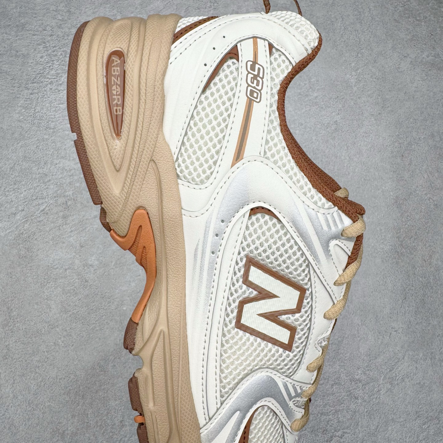 图片[6]-＃G版纯原 New Balance MR530NI NB新百伦复古透气跑步鞋 全套原楦原纸板原厂数据开发 同步原鞋一次Model大底 全鞋电脑针车加持 原厂网布TPU高频工艺 正确中底拉帮 高密度丽新布中底 抛弃过往以皮革为主的人气轮廓 以极具复古风范的跑鞋外观呈现 设计上全鞋以简约清爽的纯白色作基底 鞋身覆盖大面积织物网眼材质 并于鞋头、鞋带孔眼片等细节处点缀对比鲜明的反光银镀层凸显 鞋舌、侧身等位置则辅以一贯的「N」字标志和品牌徽标彰显身份 最后通过搭载的 ABZORB 缓震中底完善整体造型 尺码：36 37 37.5 38 38.5 39.5 40 40.5 41.5 42 42.5 43 44 44.5 45 45.5 46.5 47-选品中心