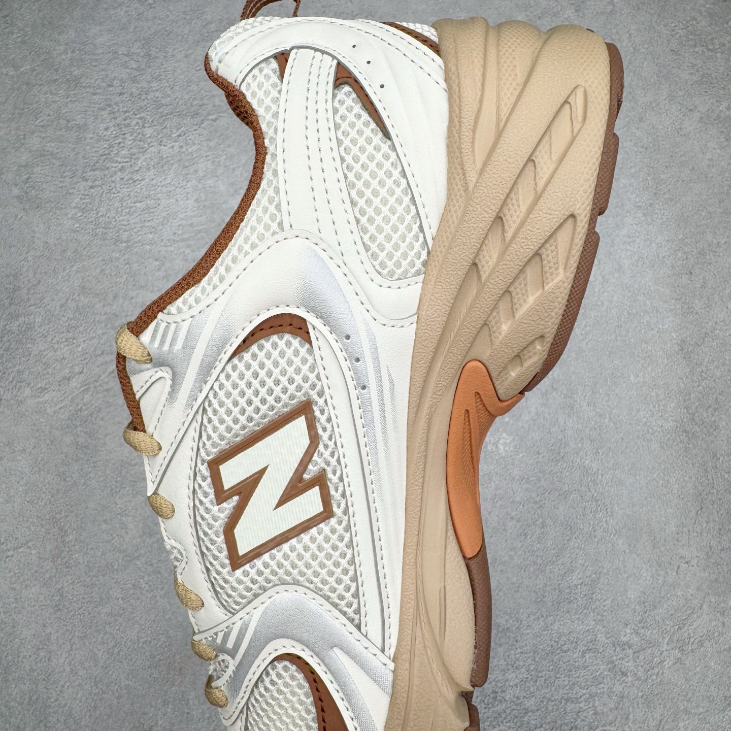 图片[7]-＃G版纯原 New Balance MR530NI NB新百伦复古透气跑步鞋 全套原楦原纸板原厂数据开发 同步原鞋一次Model大底 全鞋电脑针车加持 原厂网布TPU高频工艺 正确中底拉帮 高密度丽新布中底 抛弃过往以皮革为主的人气轮廓 以极具复古风范的跑鞋外观呈现 设计上全鞋以简约清爽的纯白色作基底 鞋身覆盖大面积织物网眼材质 并于鞋头、鞋带孔眼片等细节处点缀对比鲜明的反光银镀层凸显 鞋舌、侧身等位置则辅以一贯的「N」字标志和品牌徽标彰显身份 最后通过搭载的 ABZORB 缓震中底完善整体造型 尺码：36 37 37.5 38 38.5 39.5 40 40.5 41.5 42 42.5 43 44 44.5 45 45.5 46.5 47-选品中心
